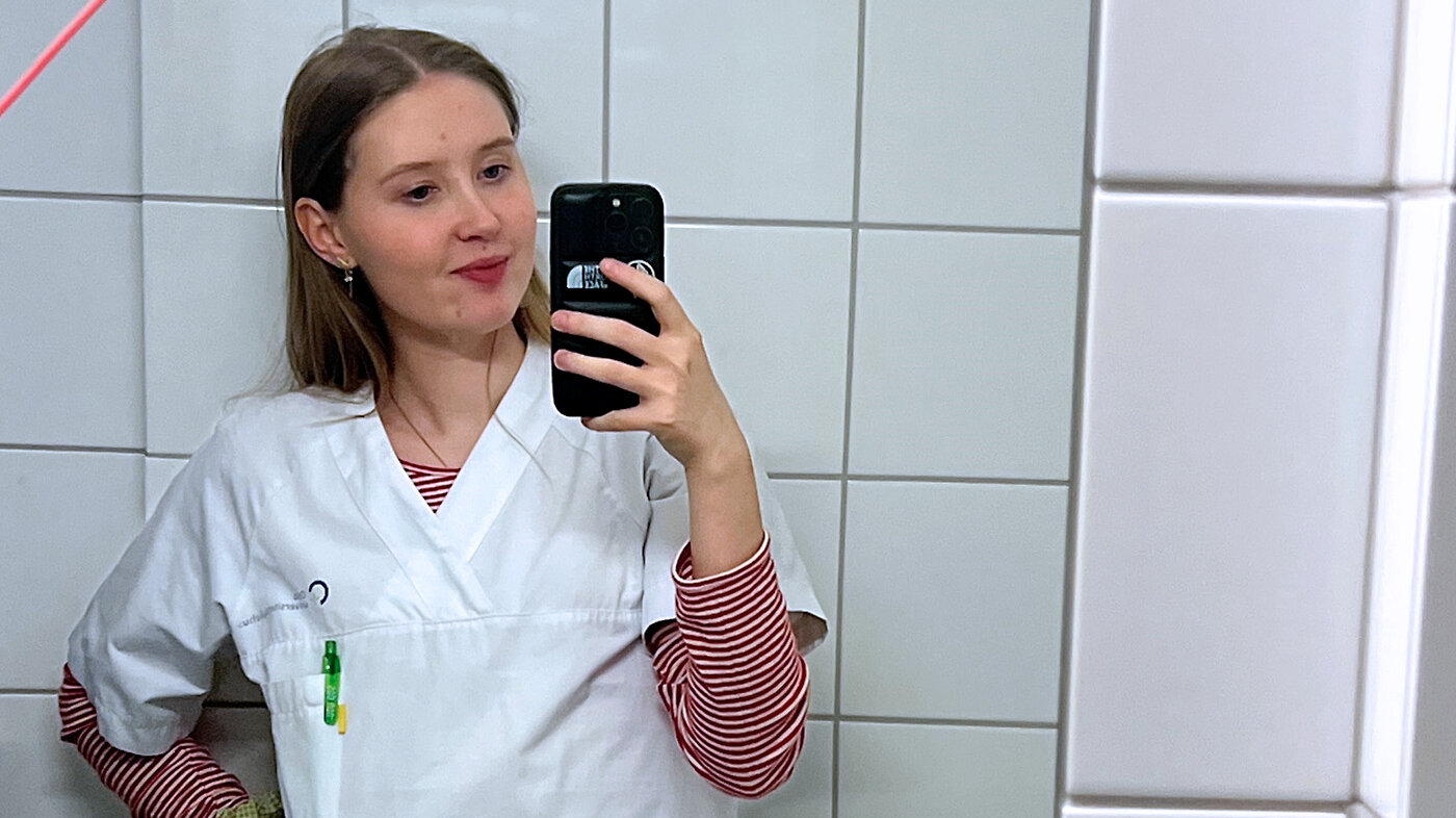 Bildet viser Stella Braathen-Reif som tar en selfie av seg selv