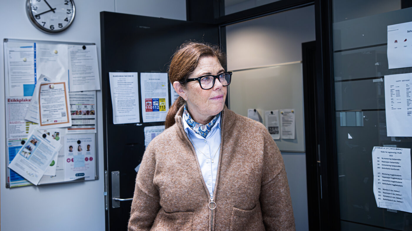 Bildet viser leder Kjersti Børhaug i hjemmetjenestens lokaler