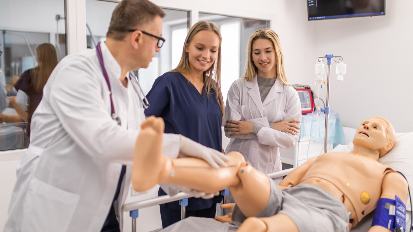 Bildet viser sykepleierstudenter som deltar i en simulering på studiet