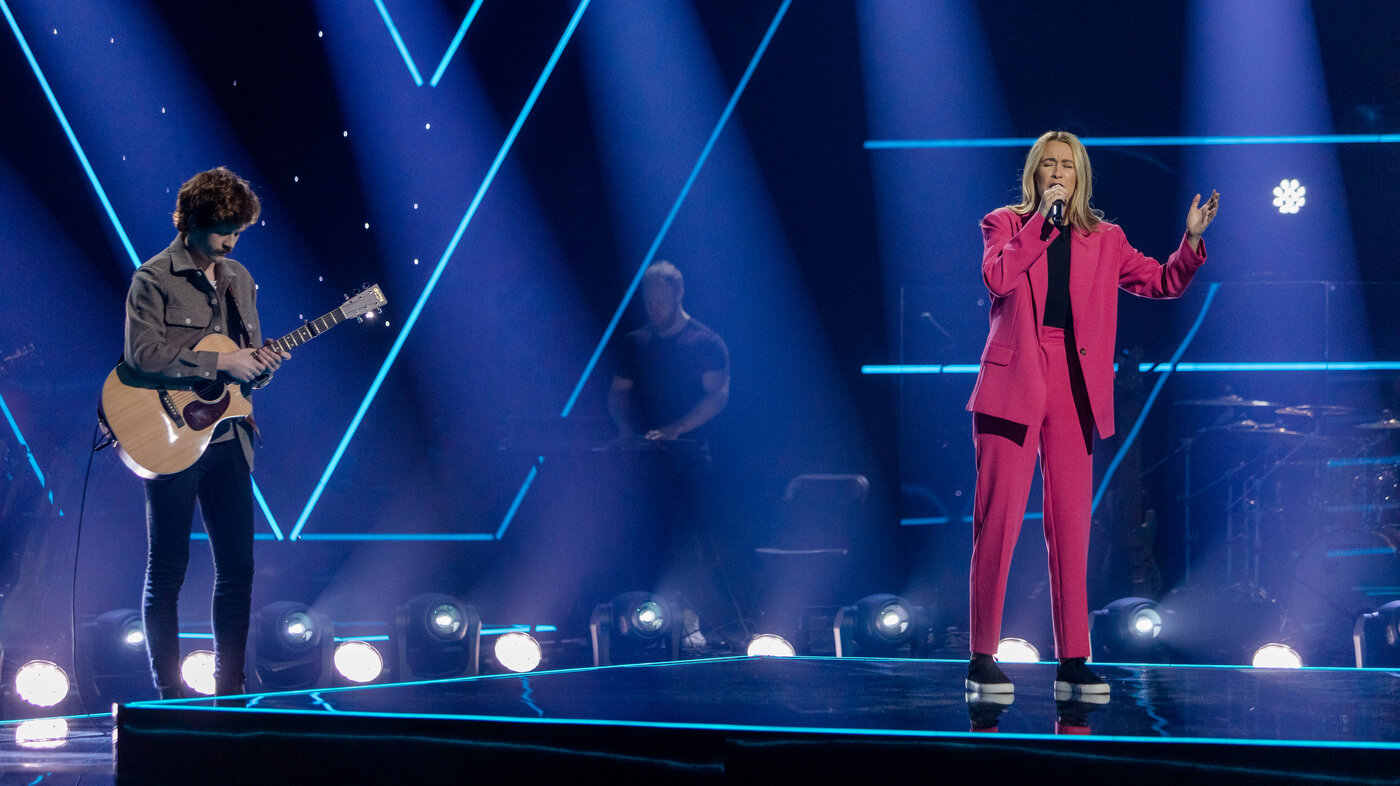 Bildet viser Madeleine Nataleen Tverberg på scenen i The Voice.