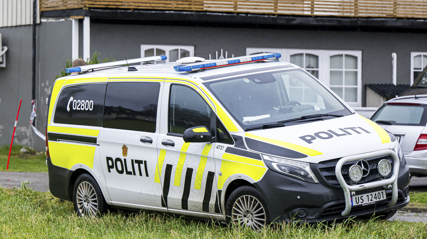 Bildet viser en politibil som står parkert Bildet viser en politibil som står parkert