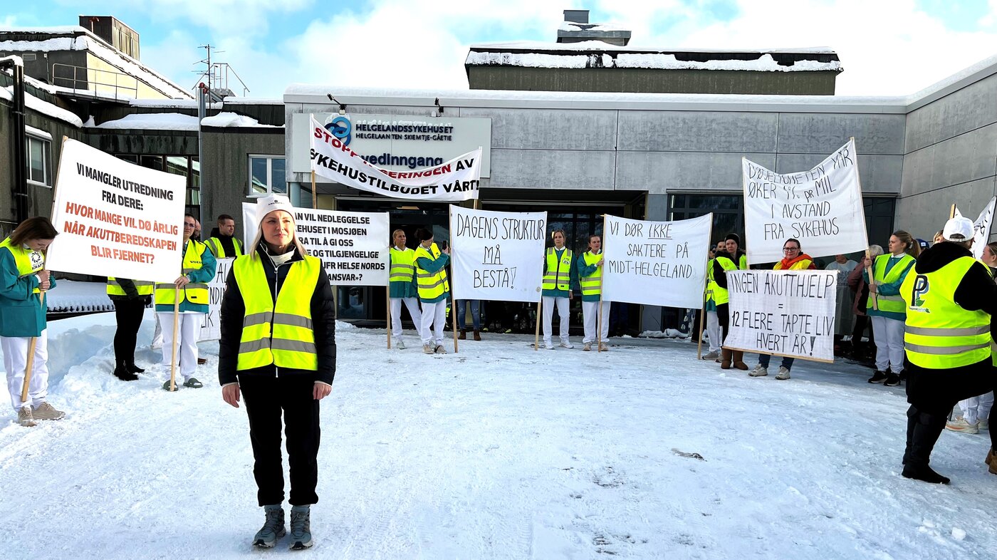 Bildet viser Toril Sørdal foran demonstrantene