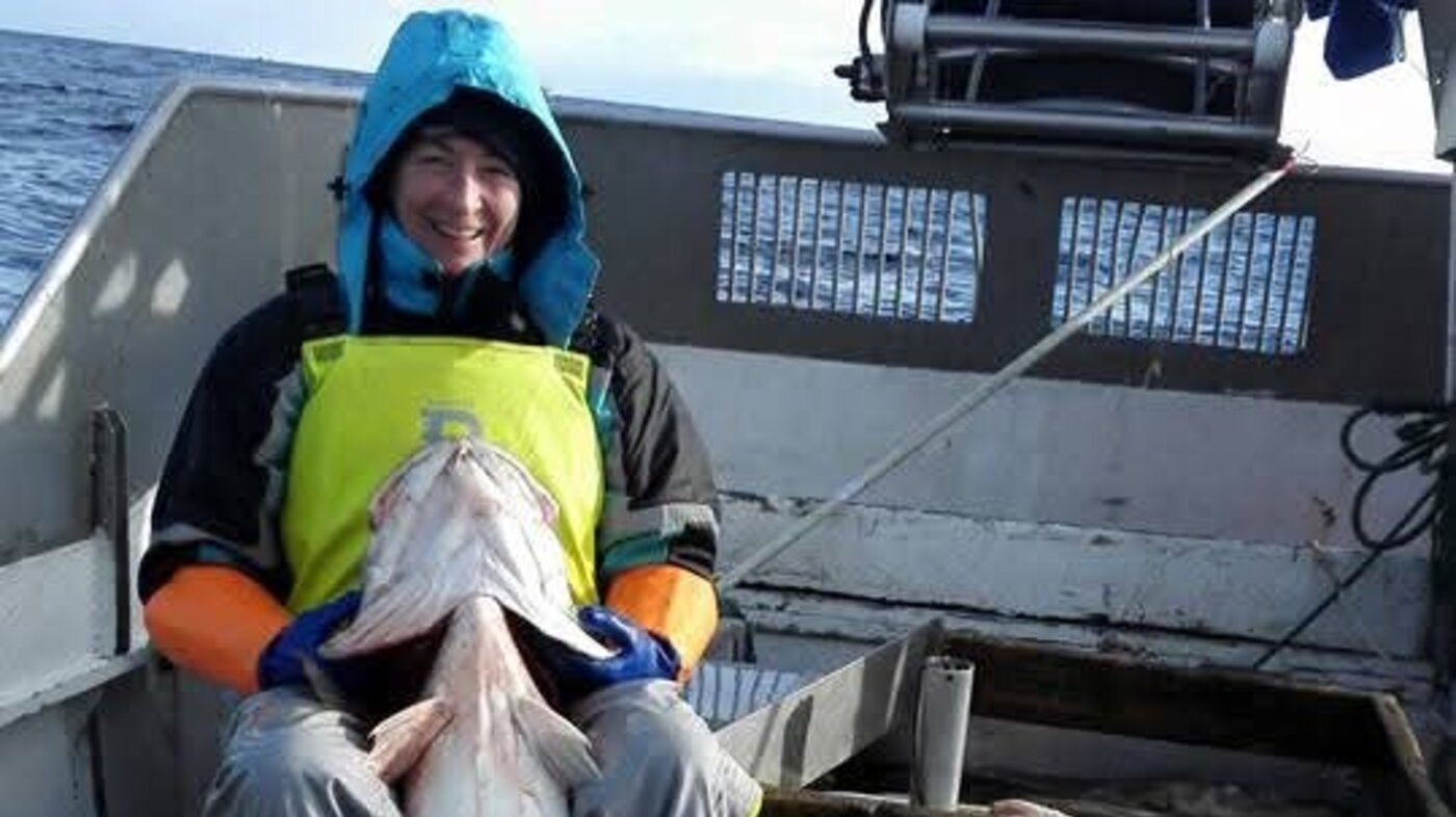 Bildet viser Mona Iren Skjervø Storåker med fisk.