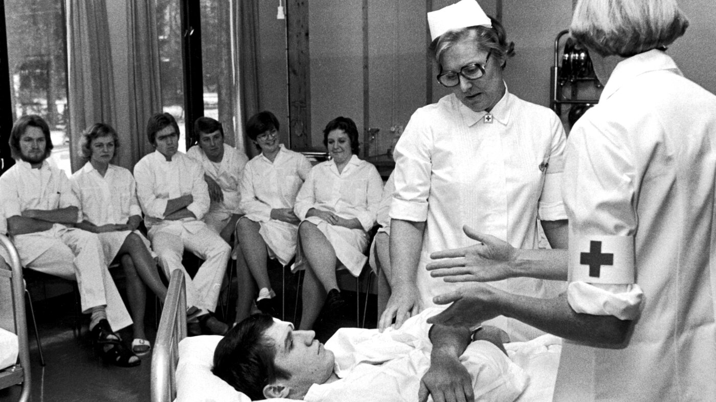Røde Kors sykepleierskole Bildet viser sykepleiere fra Røde Kors sykepleierskole i 1976