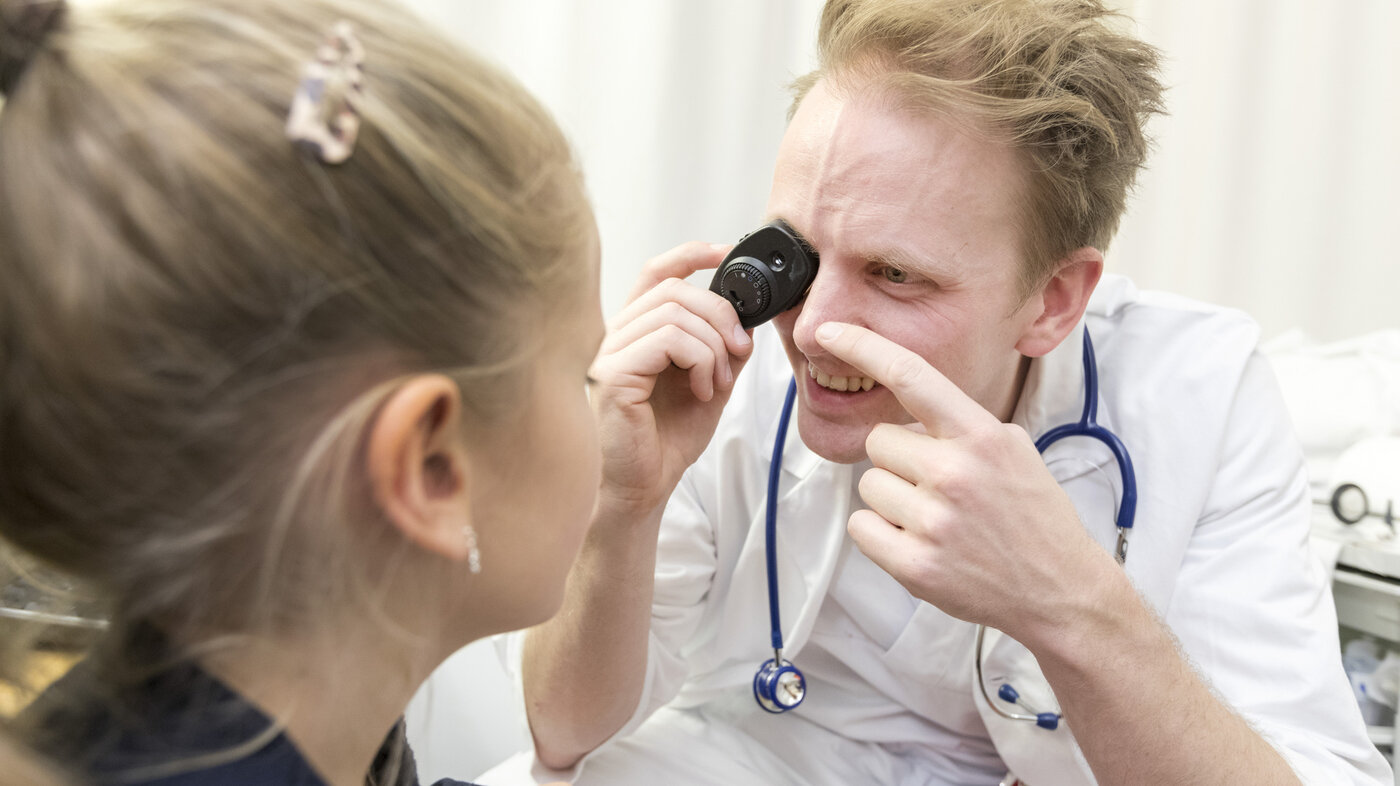 Bildet viser et barn som blir sjekket av fastlege. Illustrasjonsfoto. 