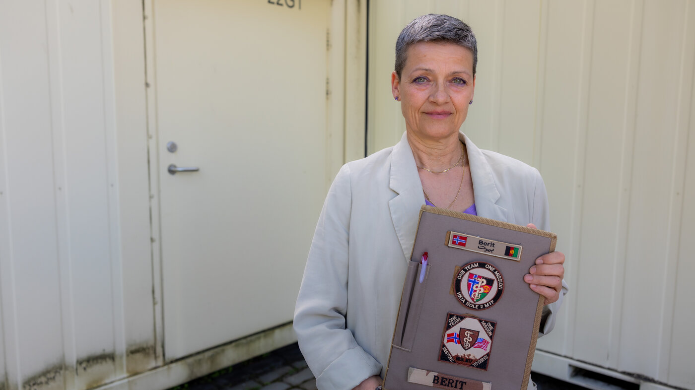 Berit Karita Mørseth Bildet viser Berit Karita Mørseth med en bok som har patchen på forsiden.