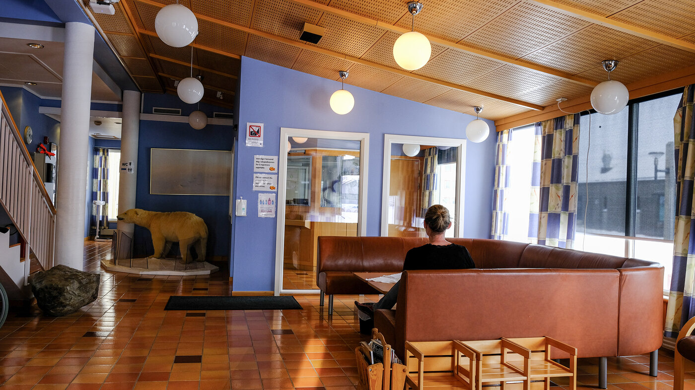 Bilde viser dame inne på Longyearbyen sykehus