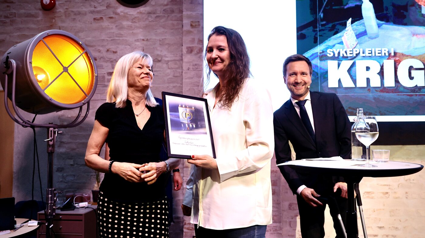 Bildet viser Marit Fonn og Nina E. H. Hauge i Sykepleien sammen med vaktsjef Håkon Mosvold Larsen i NTB. Bildet viser Marit Fonn og Nina E. H. Hauge i Sykepleien sammen med vaktsjef Håkon Mosvold Larsen i NTB.