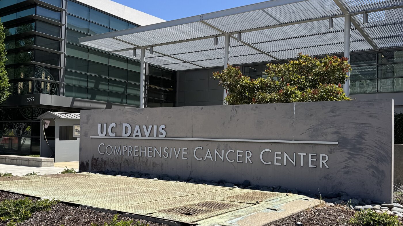 UC Davis Medical Center. Bildet viser utsiden av UC Davis Medical Center.
