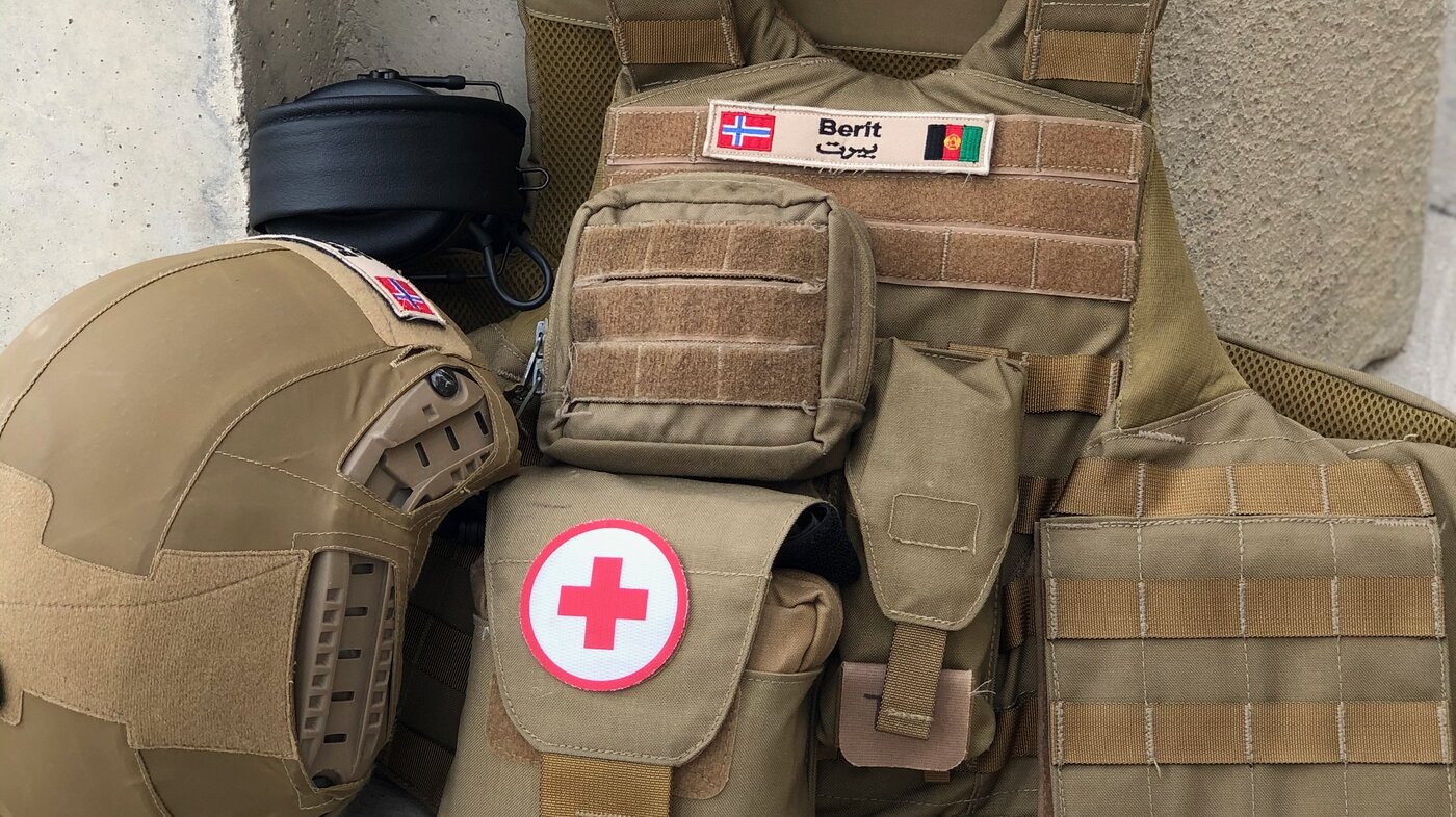 Bildet viser hjelm, vest og personlig sanitetssats.