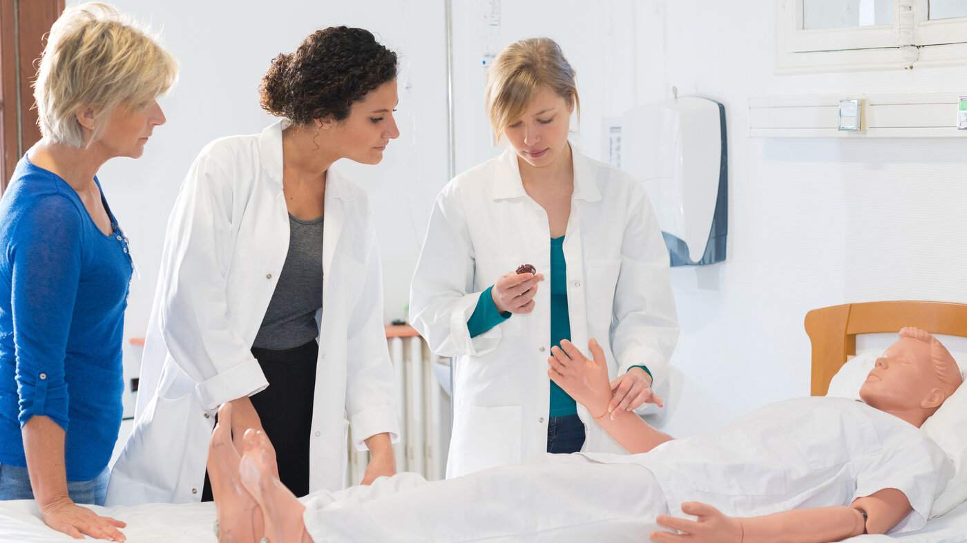 Bildet viser sykepleierstudenter som har simulering