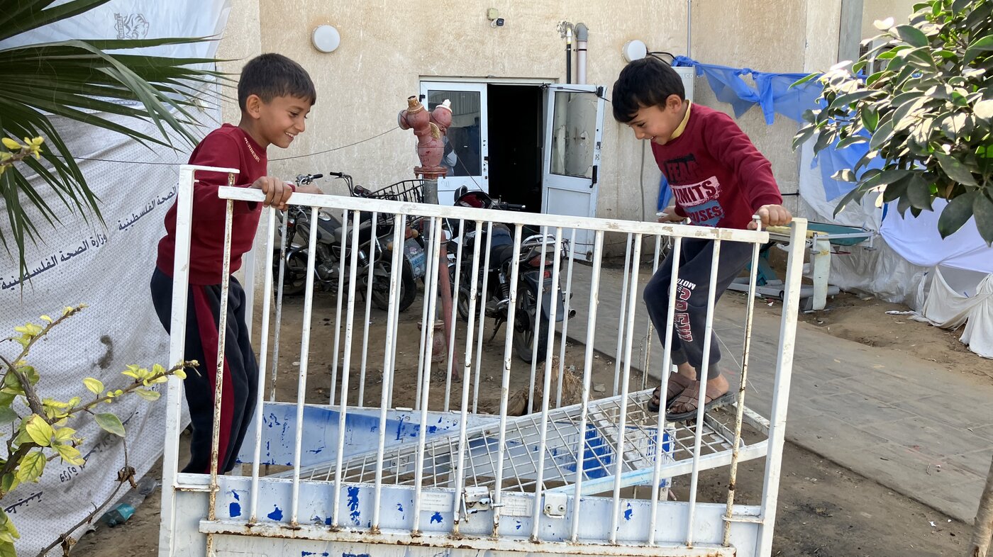 Bildet viser barn som leker på Gazastripen