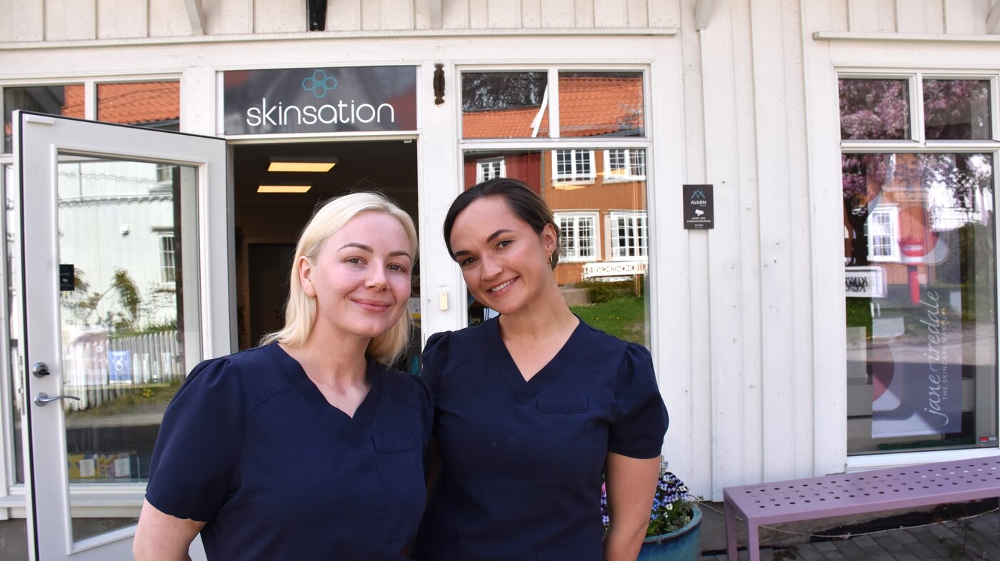 Aurora og Hege står utenfor klinikken