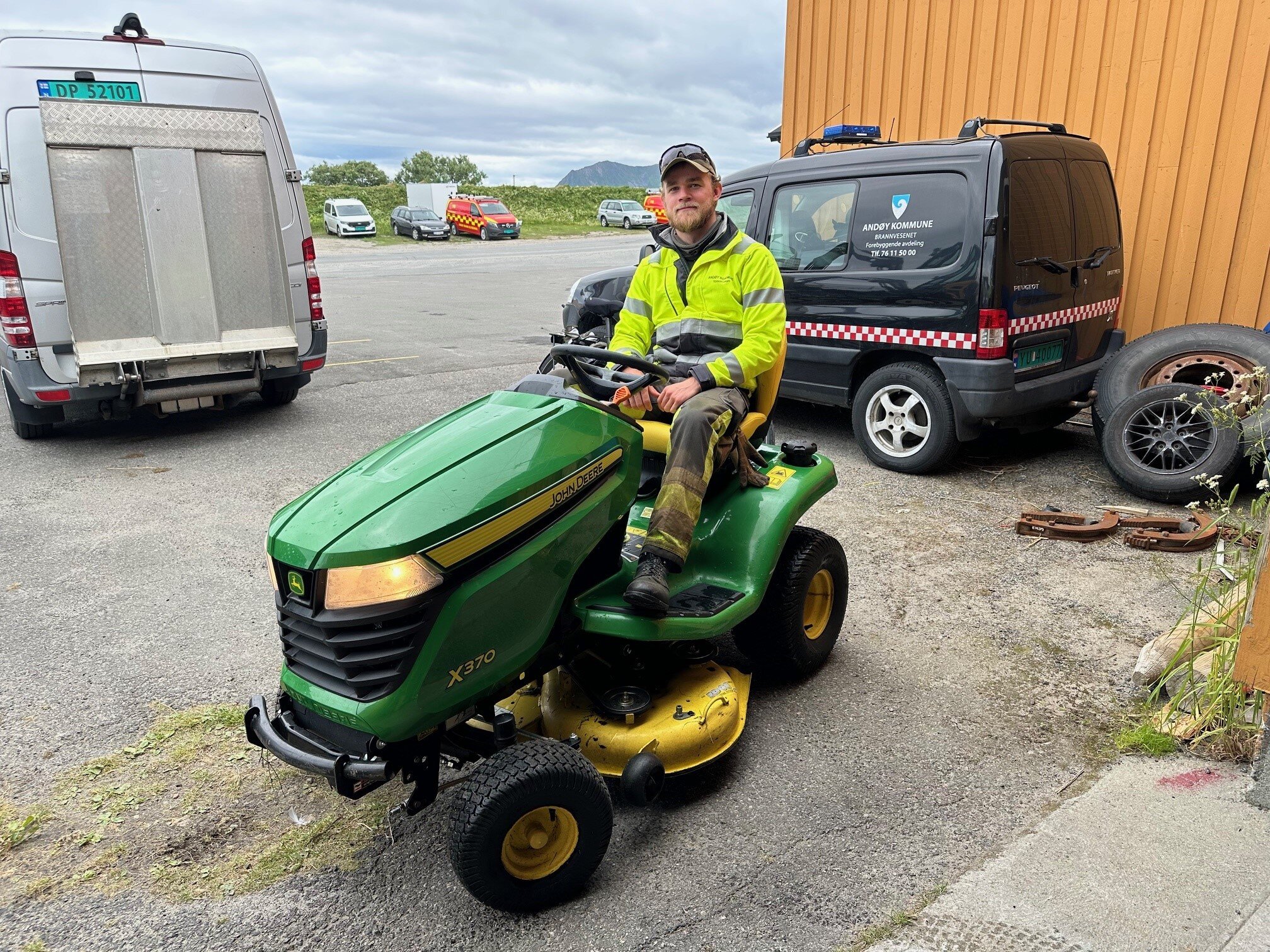 Eivind på en gressklipper