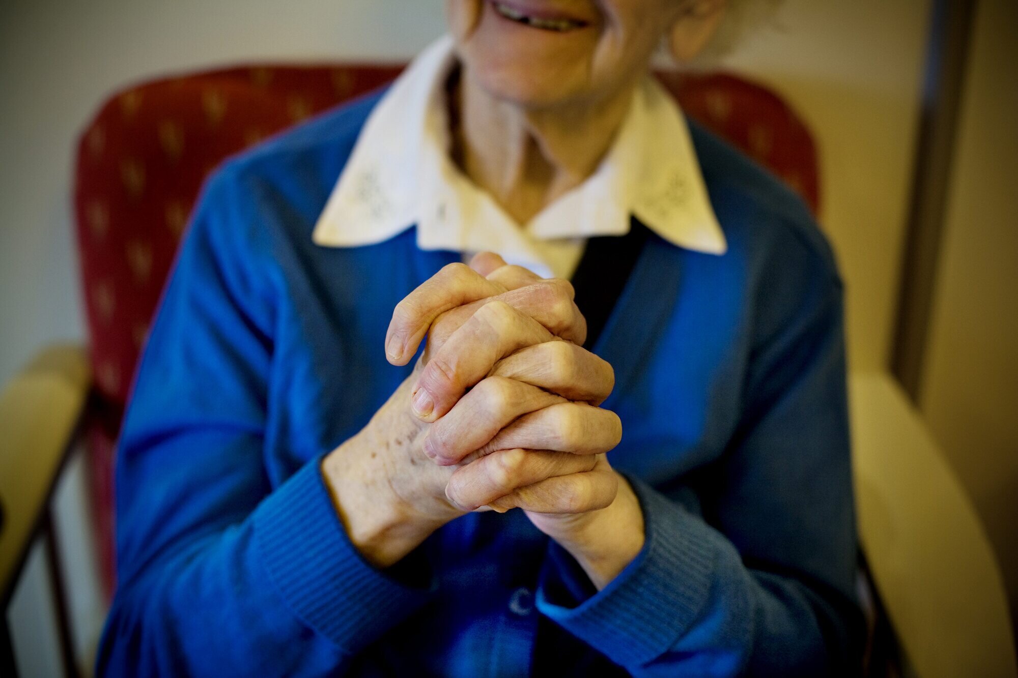 Illustrasjonsbilde av eldre dame med foldede hender.