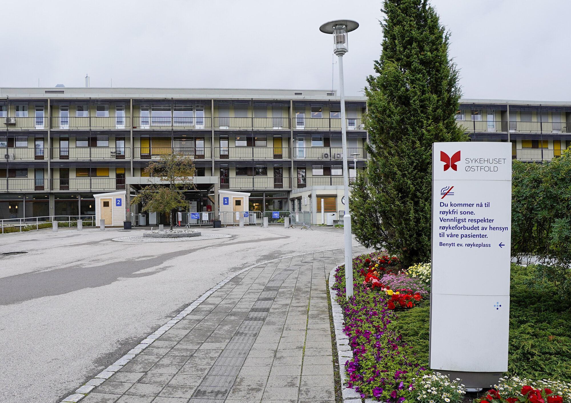 Bildet viser inngangen ved Moss sykehus Bildet viser inngangen ved Moss sykehus
