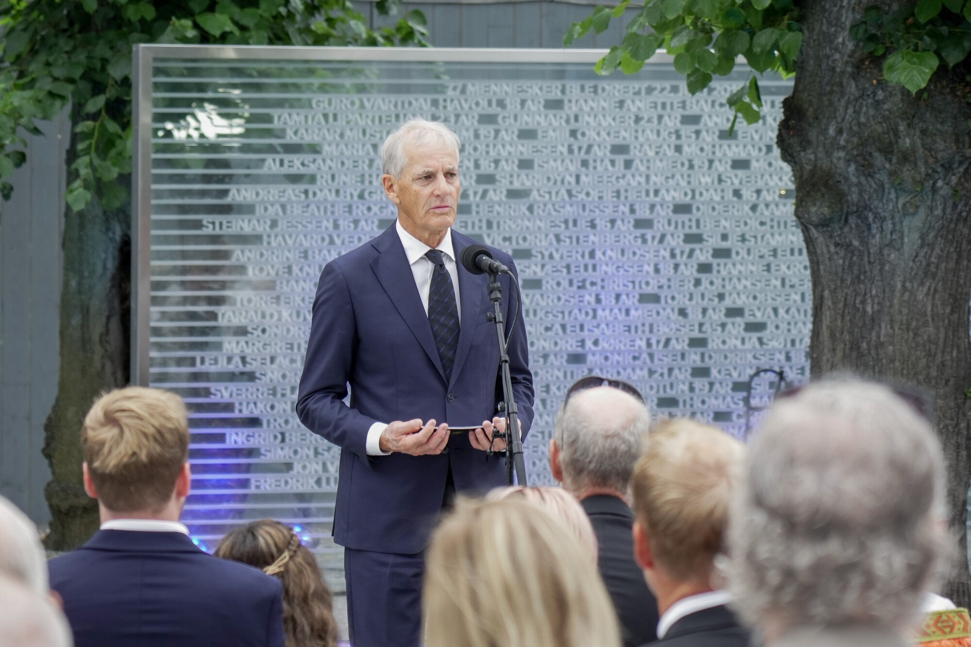 Bildet viser statsminister Jonas Gahr Støre under minnemarkeringen ved minnestedet utenfor Høyblokka i Oslo. Bildet viser statsminister Jonas Gahr Støre under minnemarkeringen ved minnestedet utenfor Høyblokka i Oslo.