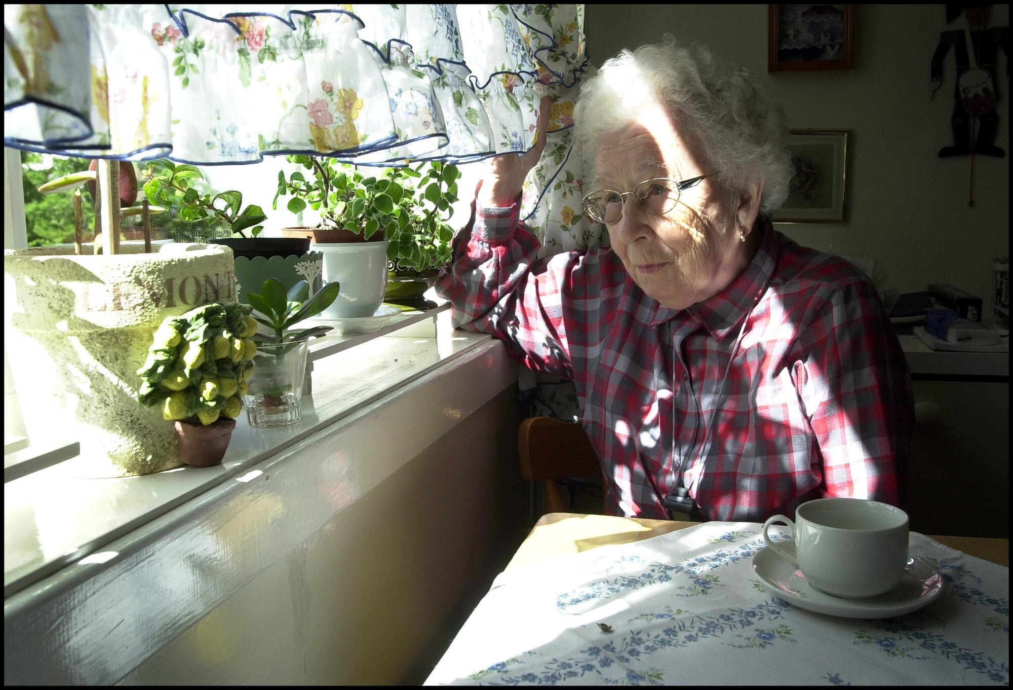 Illustrasjonsfoto: Eldre dame ser ut av vinduet. Illustrasjonsfoto: Eldre dame ser ut av vinduet.