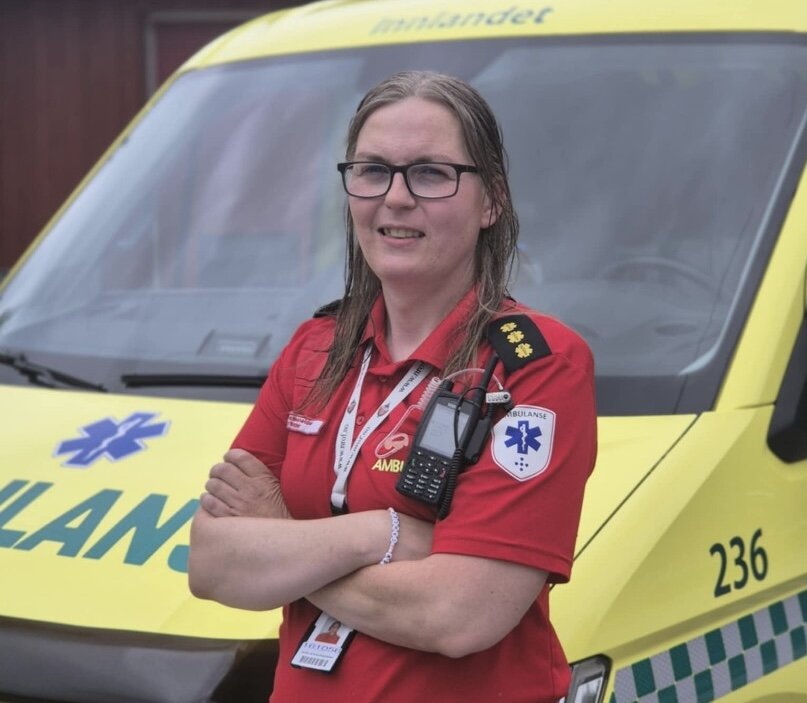 June Emilie Åsenden. Bildet viser June Emilie Åsenden foran en ambulanse.