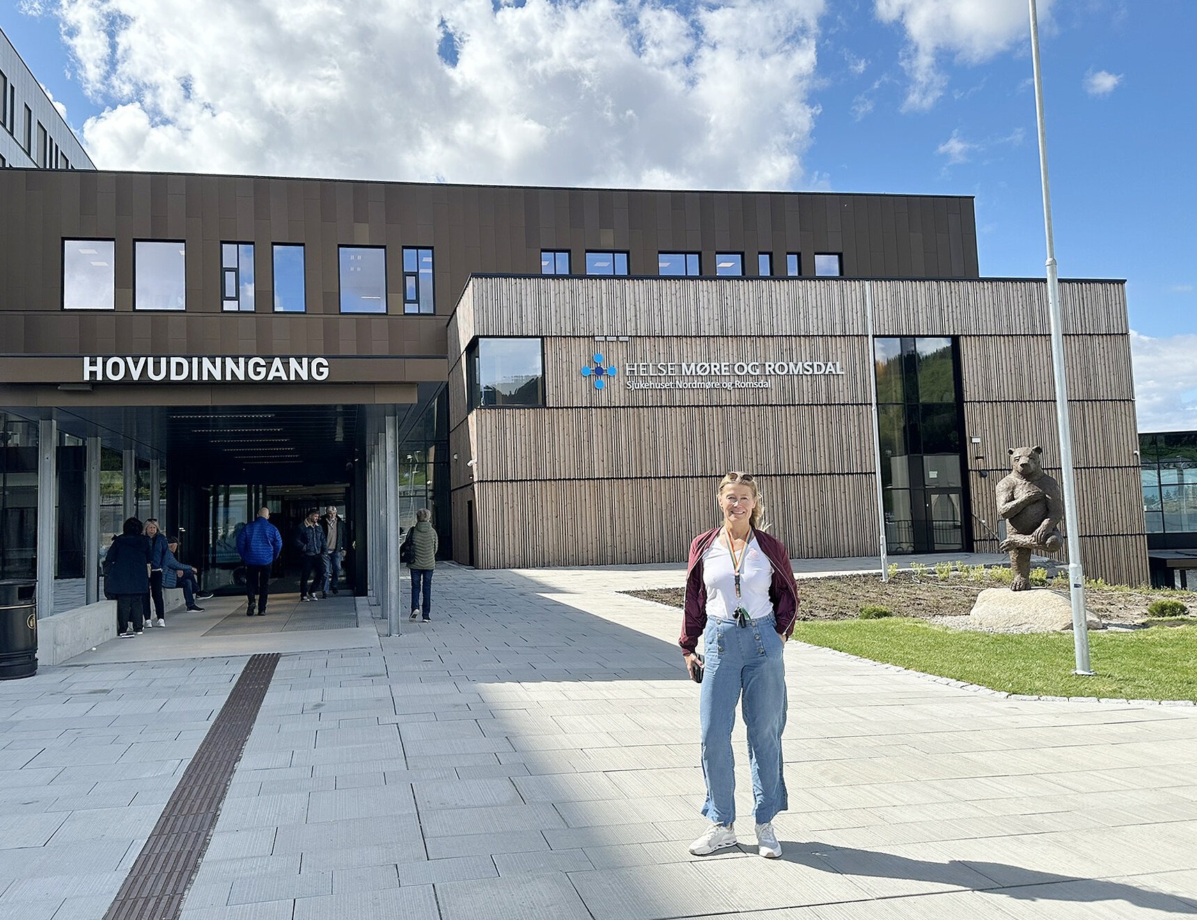 bilde av trine selvaldsen foran nye sykehuset utenfor molde