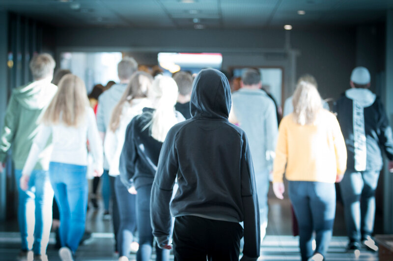 Bildet viser unge mennesker bakfra