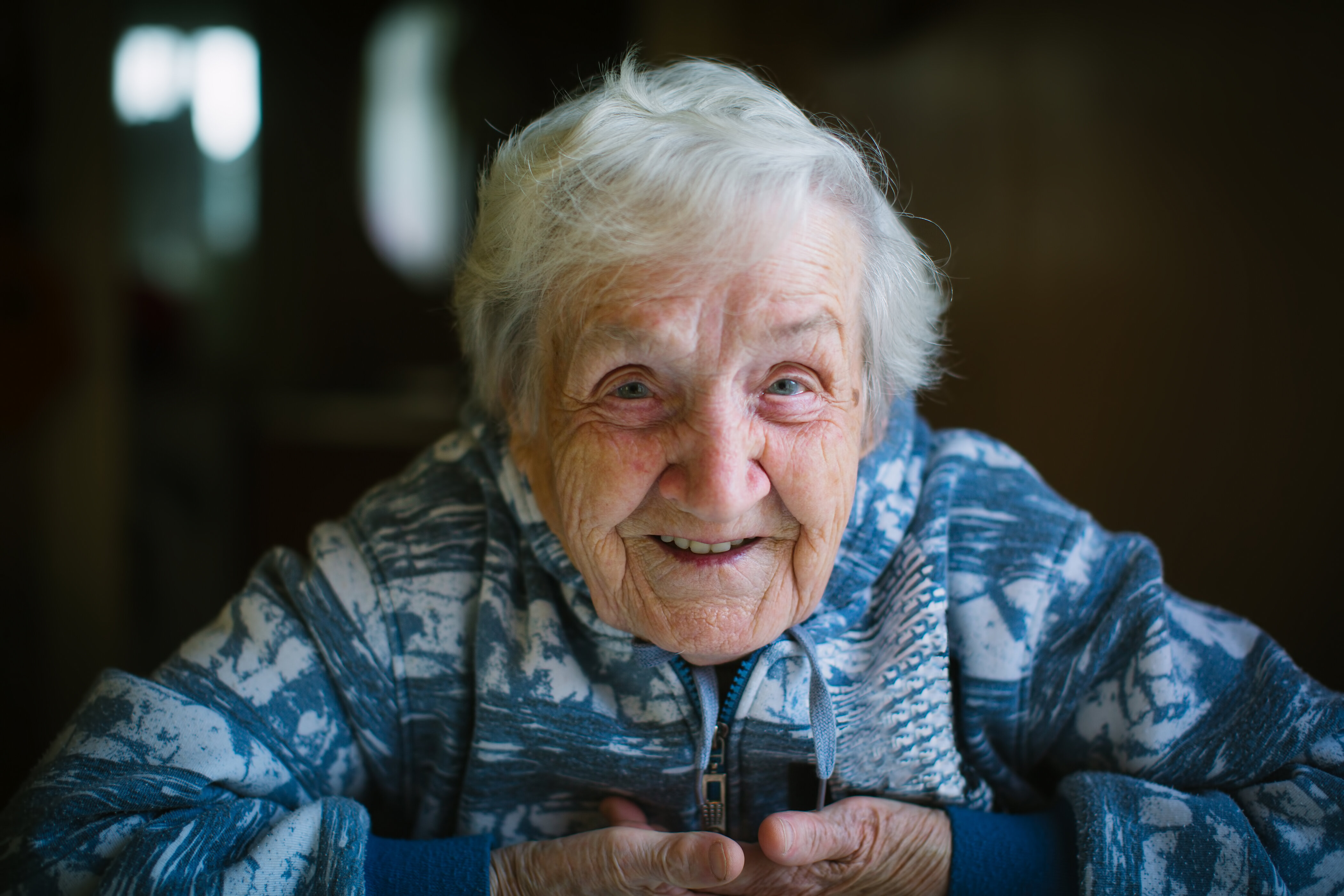 Bildet viser en eldre, smilende kvinne