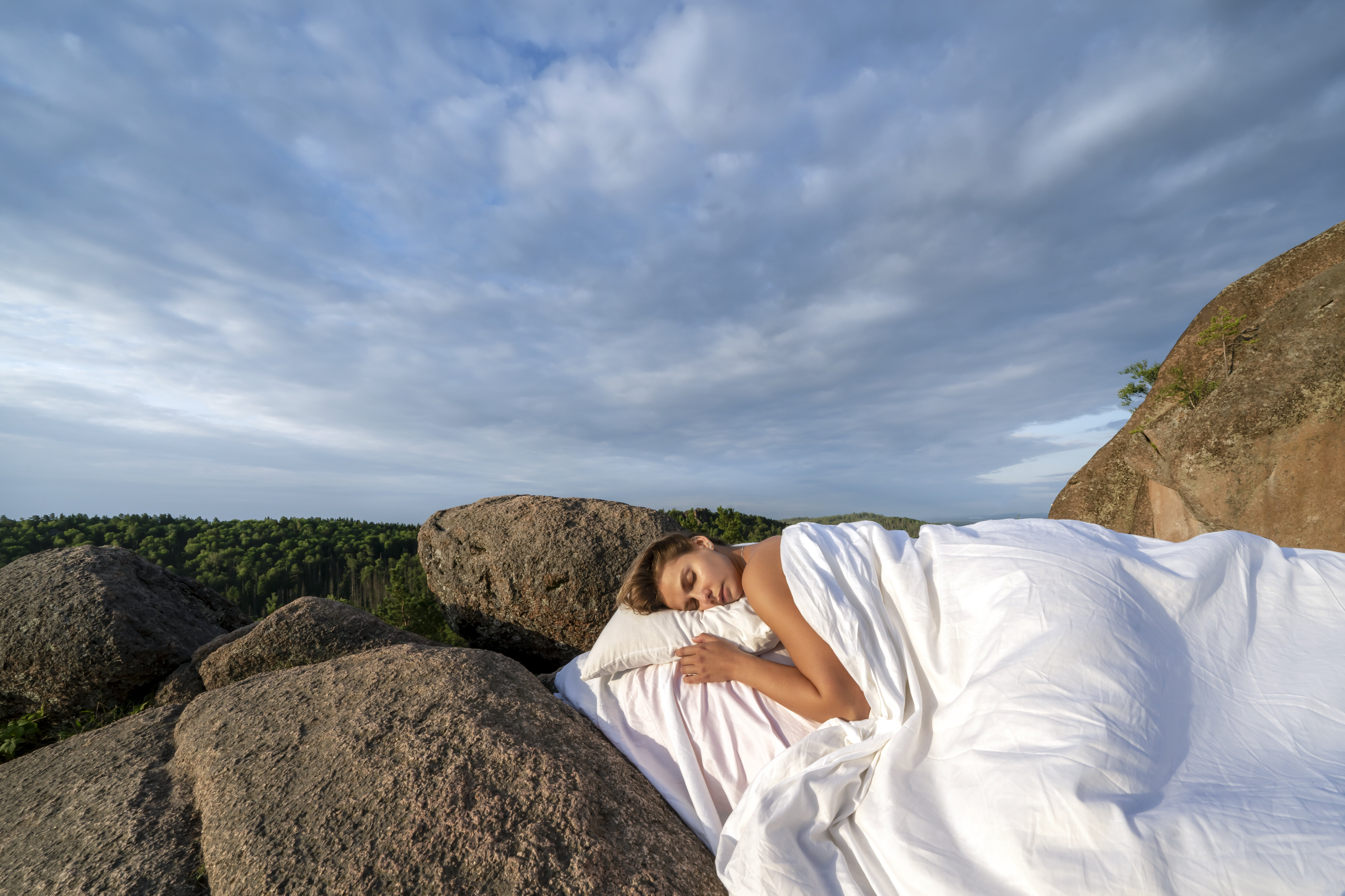 bildet viser kvinne som sover i naturen