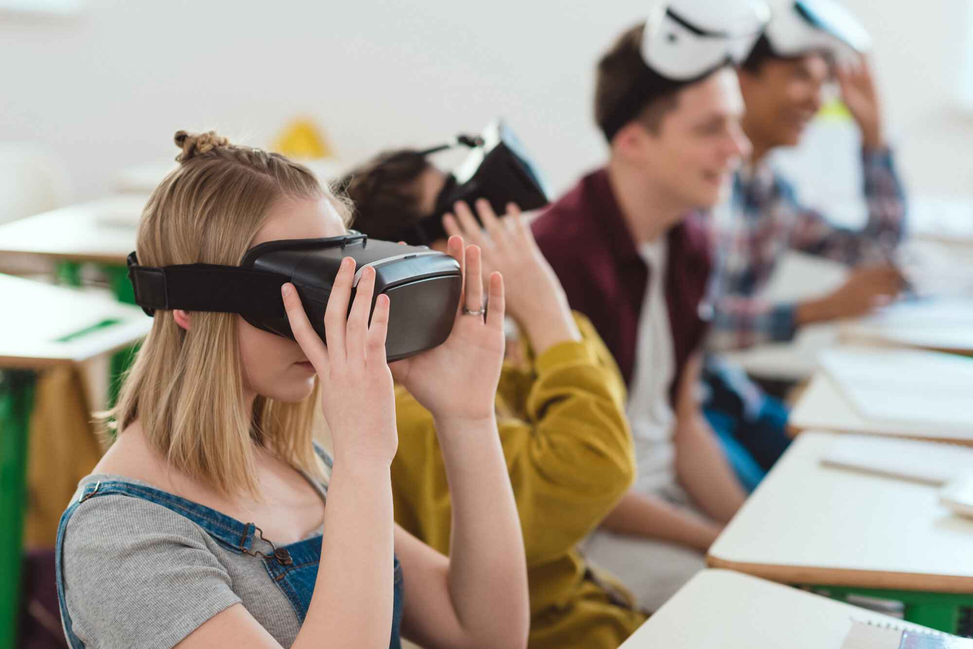 Bildet viser studenter med VR-briller