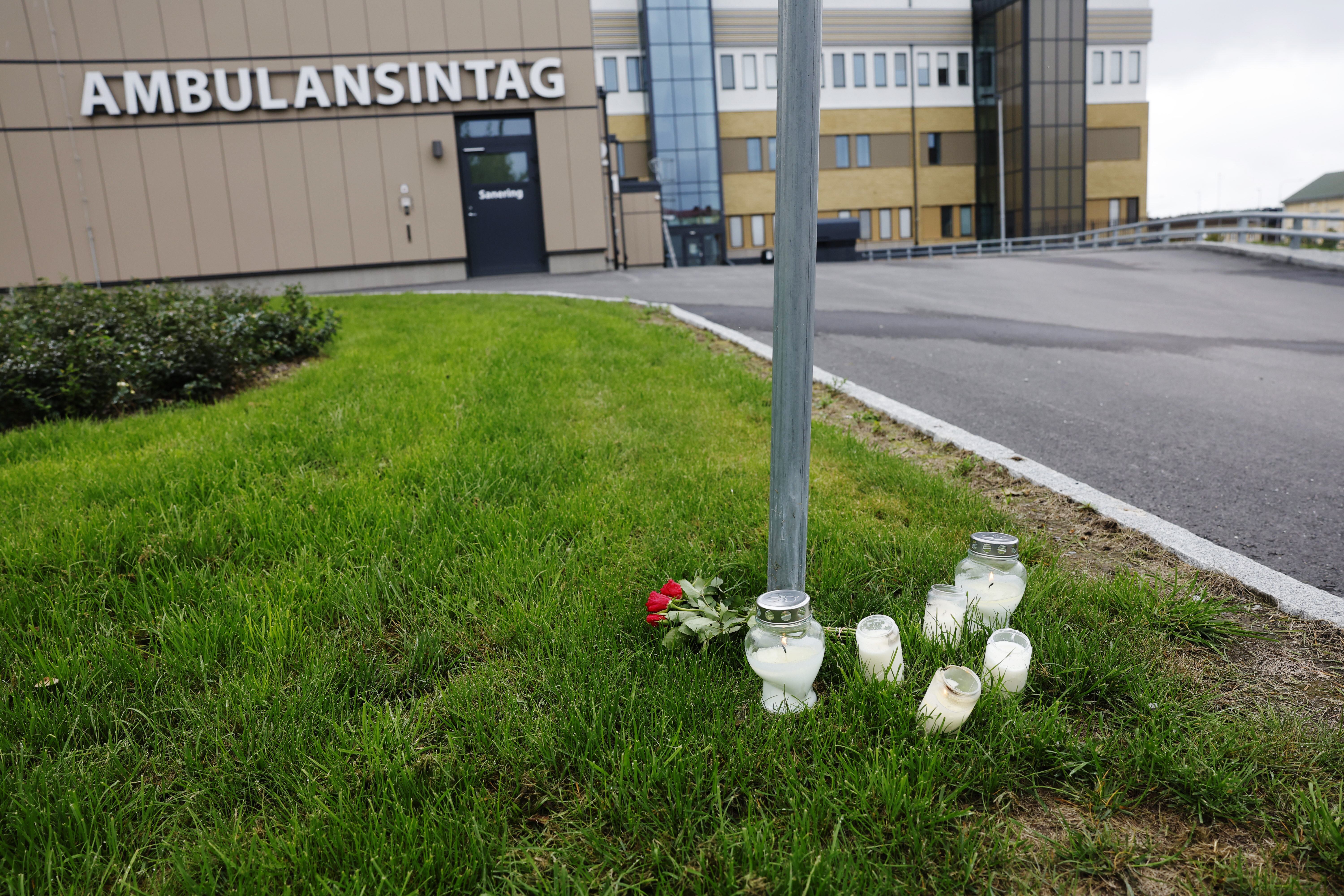 Bildet viser lys og blomster ved ambulansestasjonen i i Region Gävleborg i Hudiksvall.