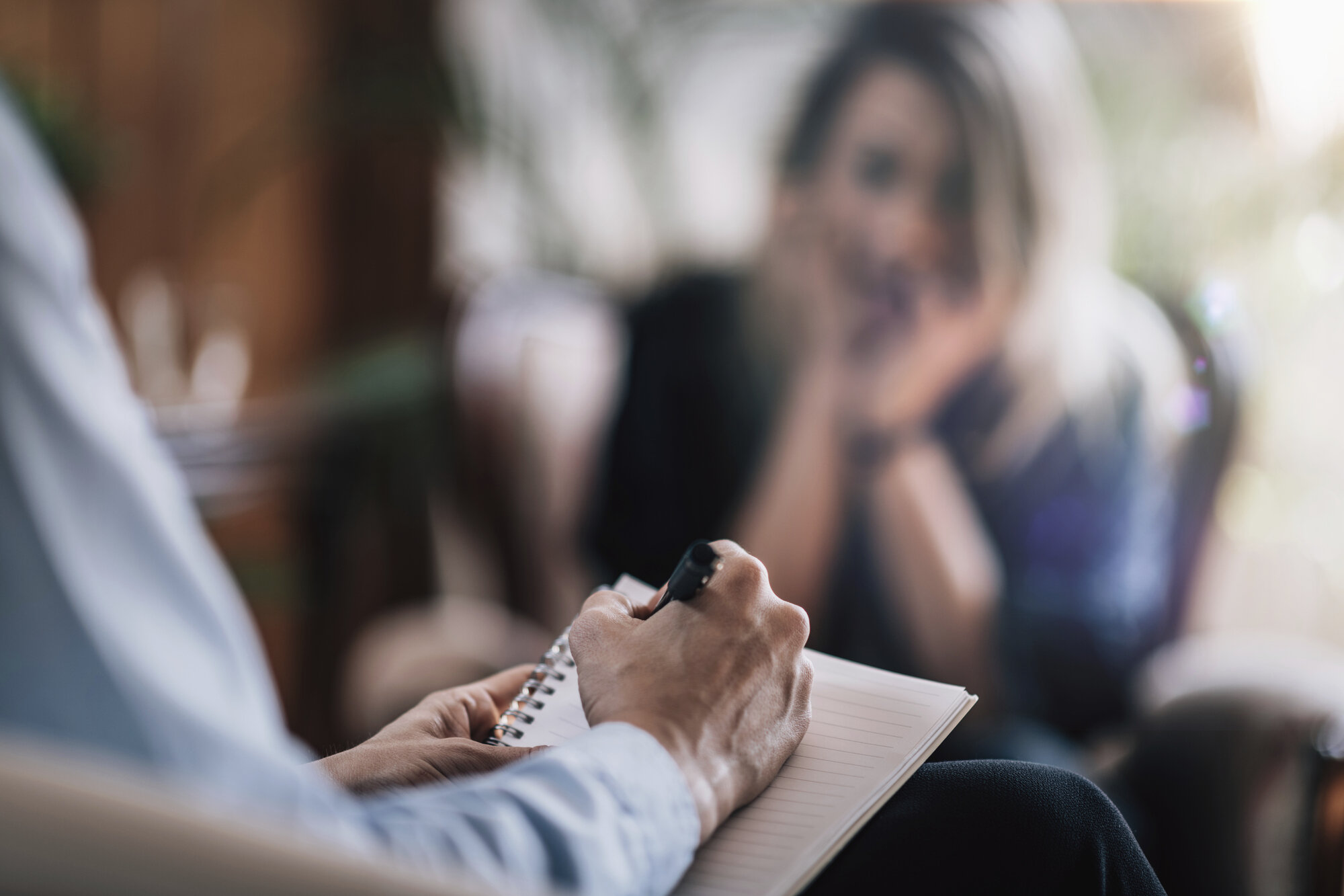 Bildet illustrerer en pasient som sitter hos psykolog Bildet illustrerer en pasient som sitter hos psykolog