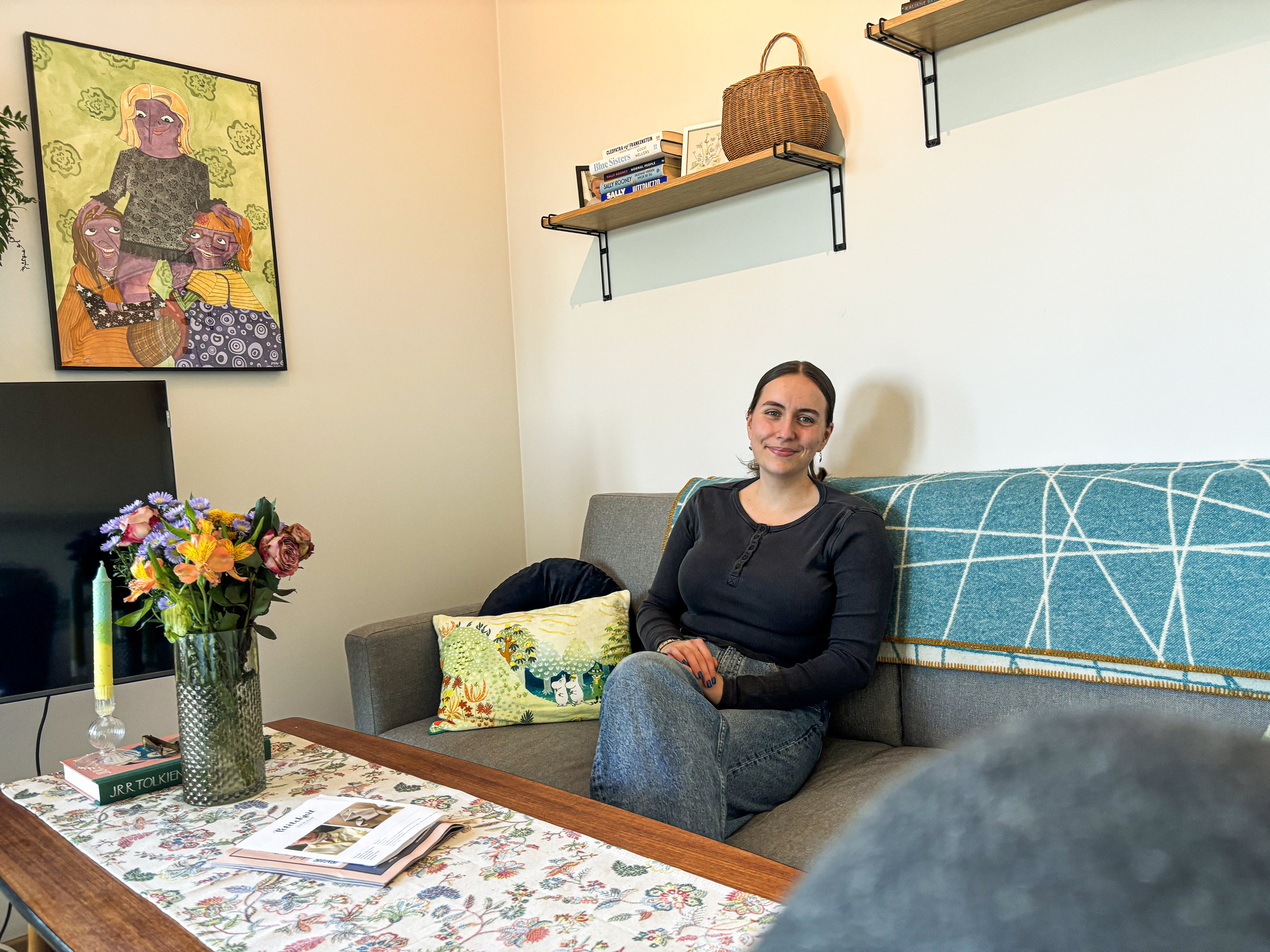 Bildet viser Mille Myrhaug  i sofaen