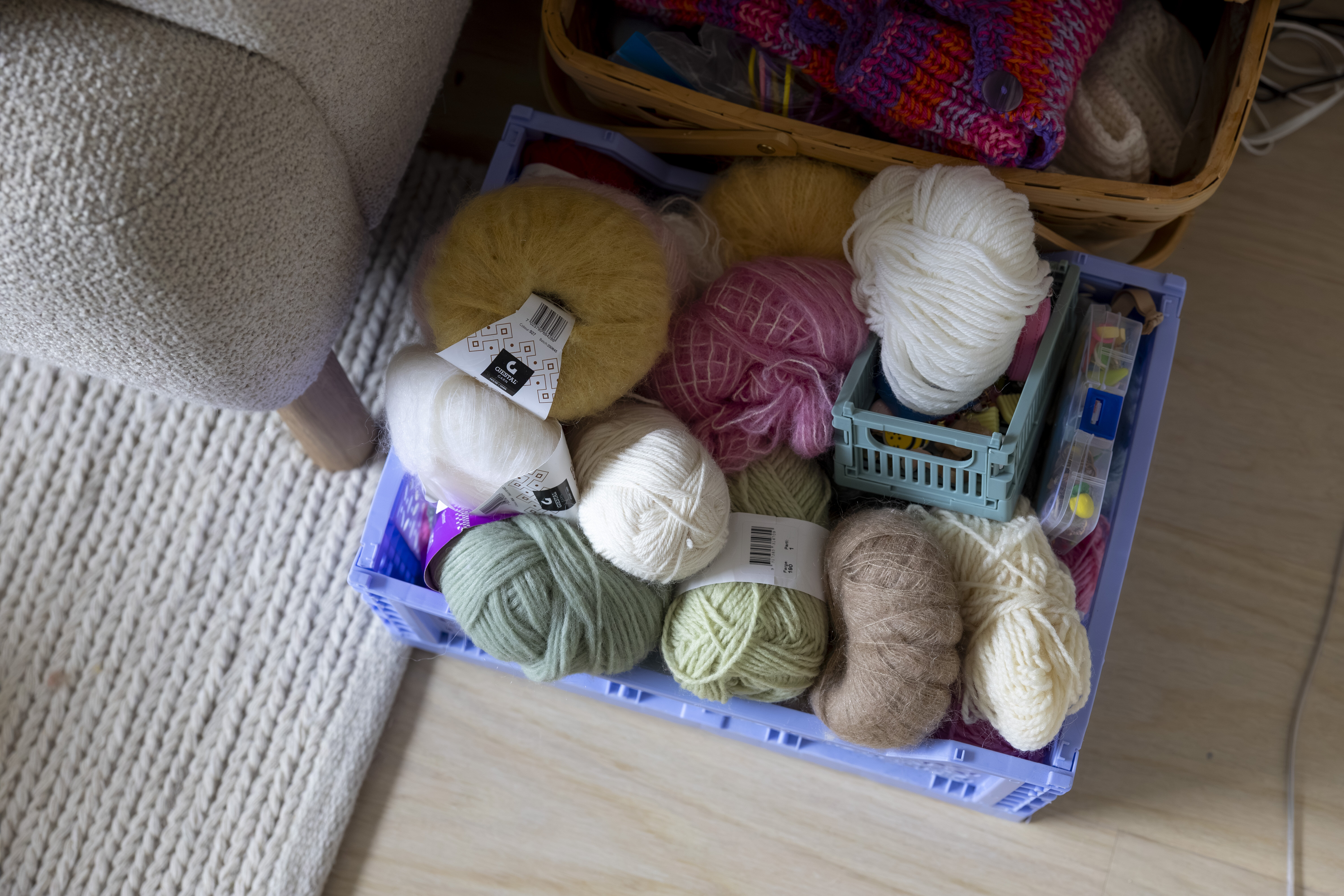 Bildet viser en eske med garnnøster.