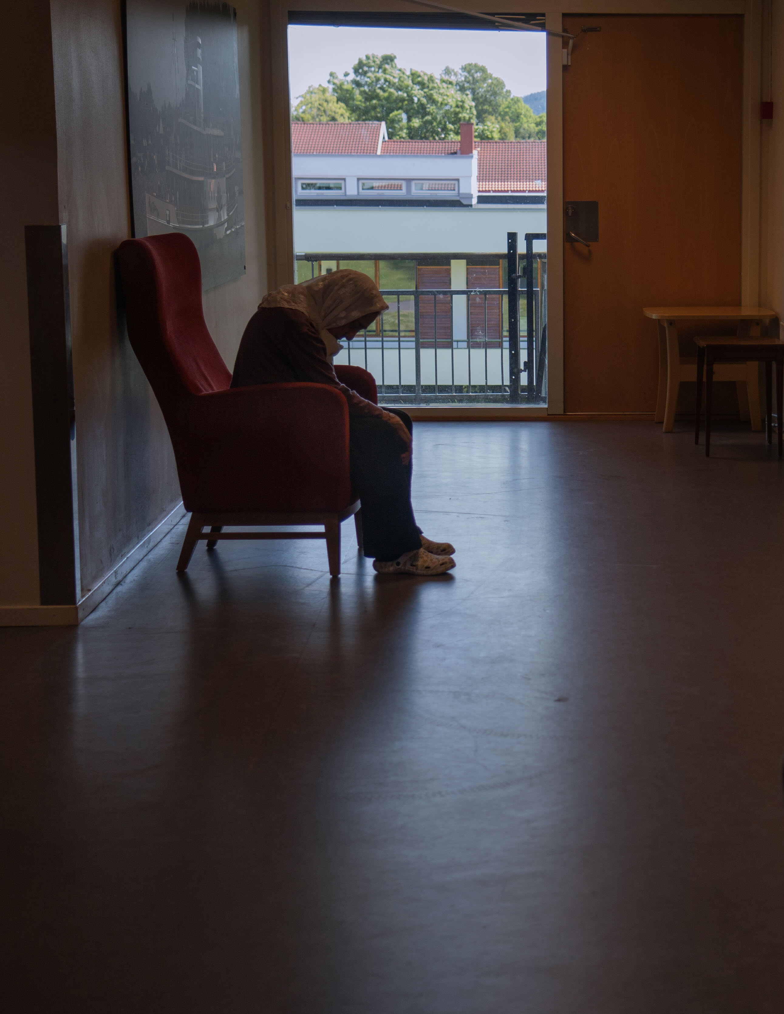 Bildet viser pasient som sitter på en stol på sykehjemmet