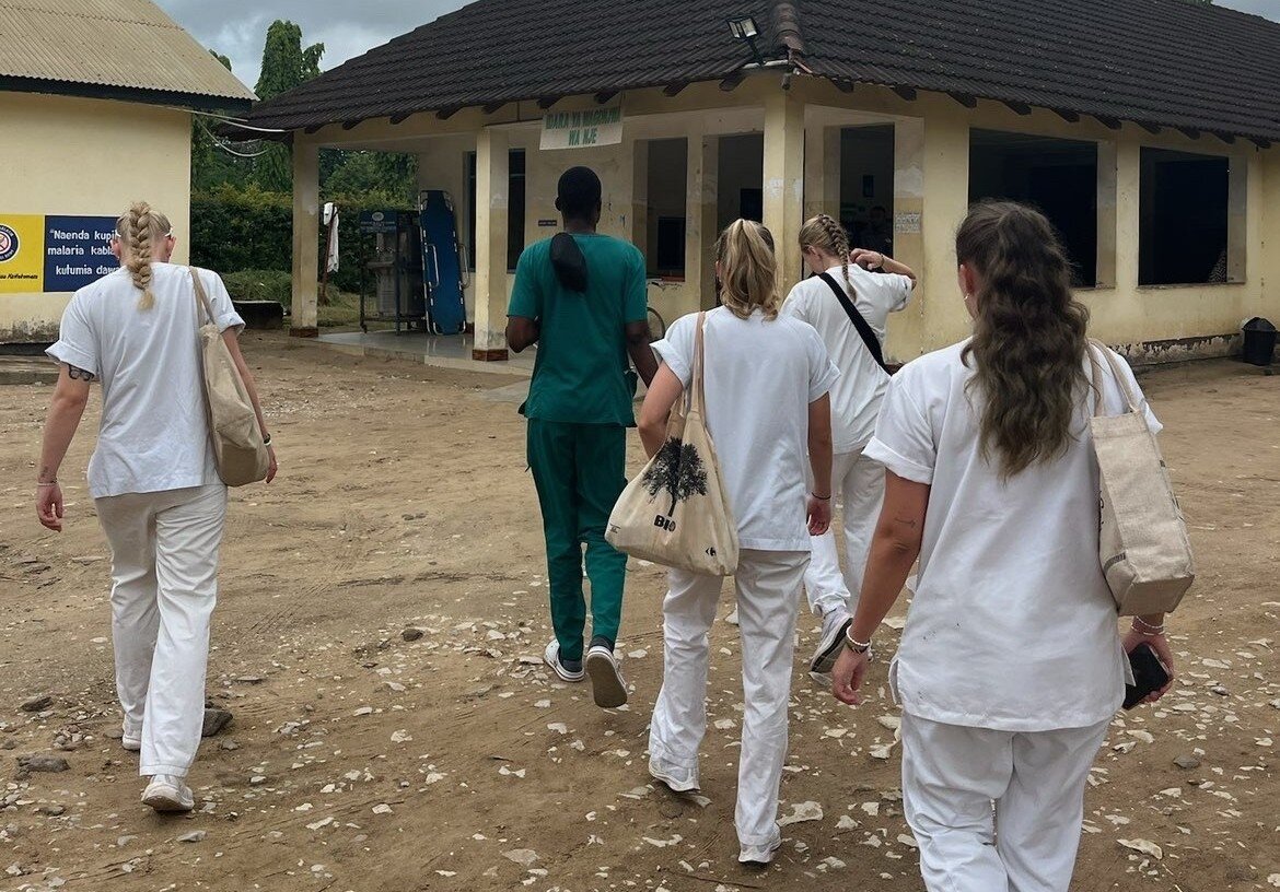 Bildet viser sykepleierstudenter som har praksisopphold i Tanzania