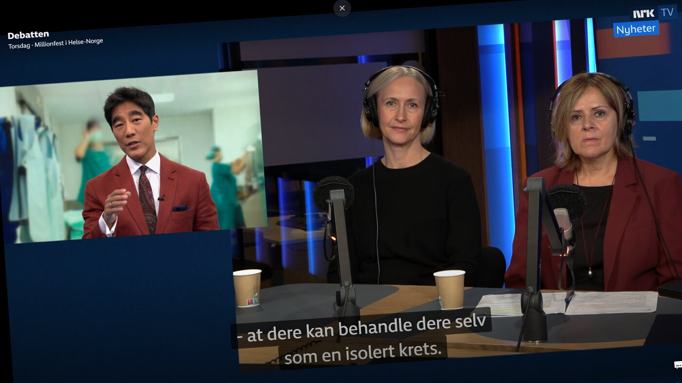 Bildet viser artikkelforfatteren foran et skjermbilde av Fredrik Solvang, Marit Lind og Renate Larsen