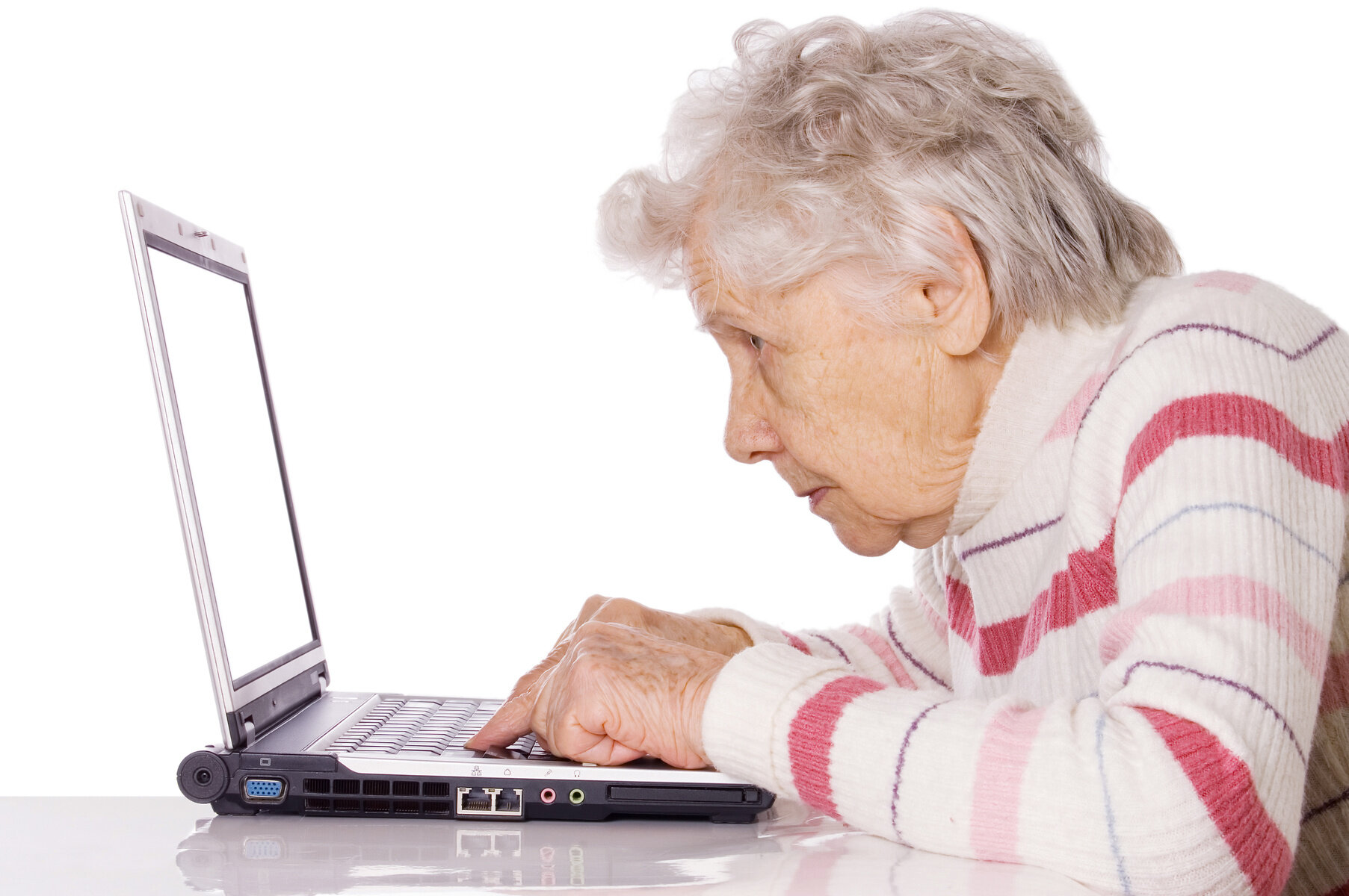 Bildet viser en eldre dame som sitter foran en datamaskin Bildet viser en eldre dame som sitter foran en datamaskin