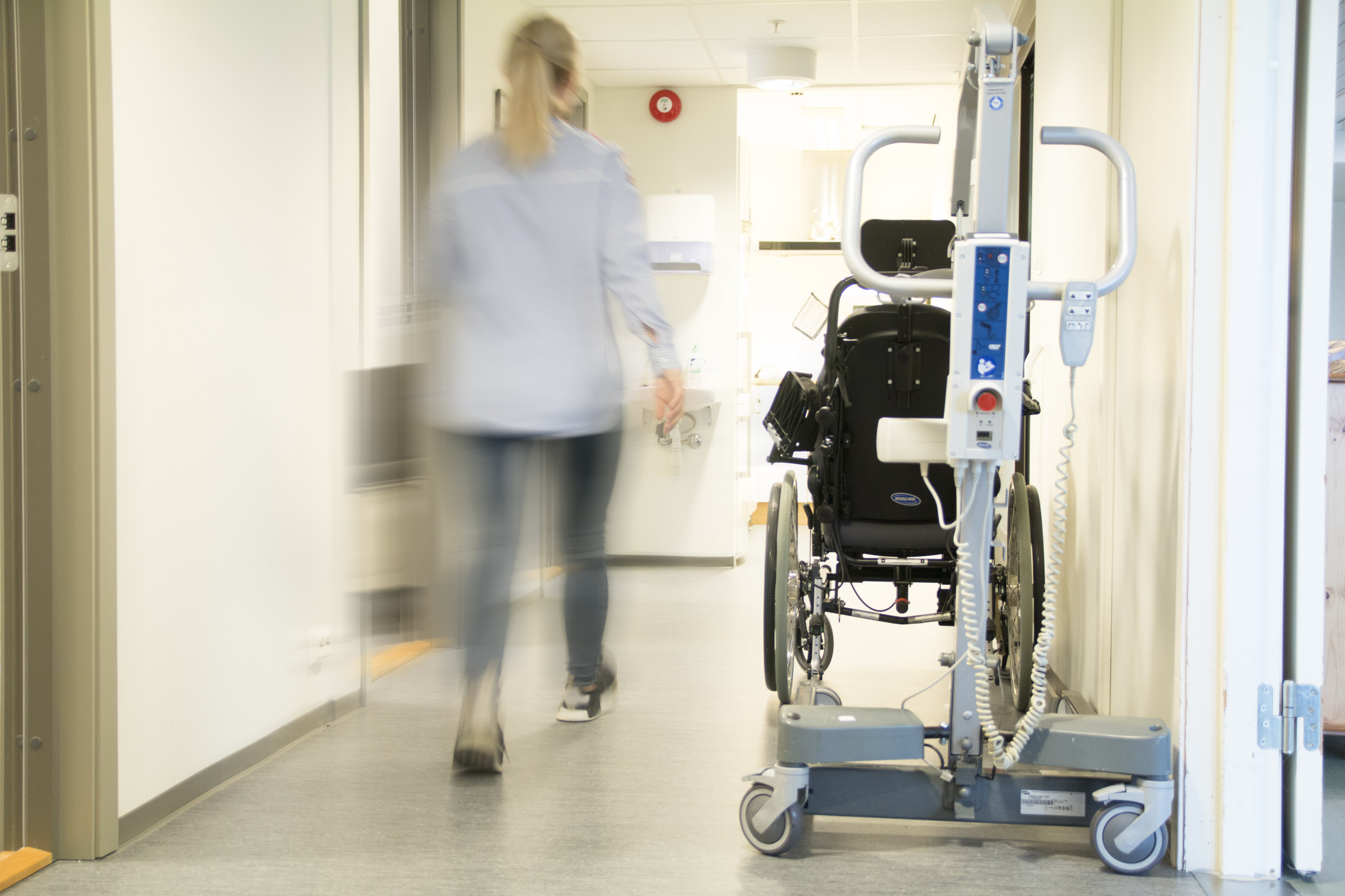 Bildet viser kvinne som går i korridor