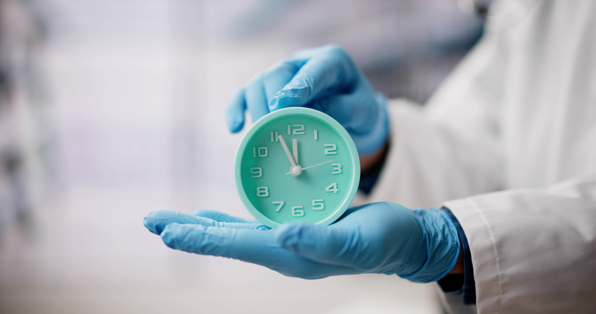 bilde av klokke og gummihansker