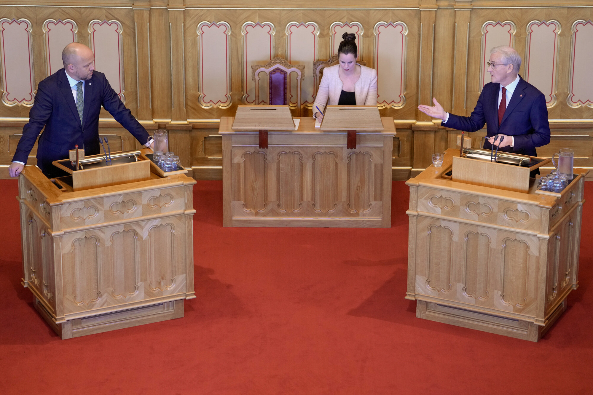 Statsminister Jonas Gahr Støre (Ap) og Trygve Slagsvold Vedum (Sp) under trontaledebatten i Stortinget