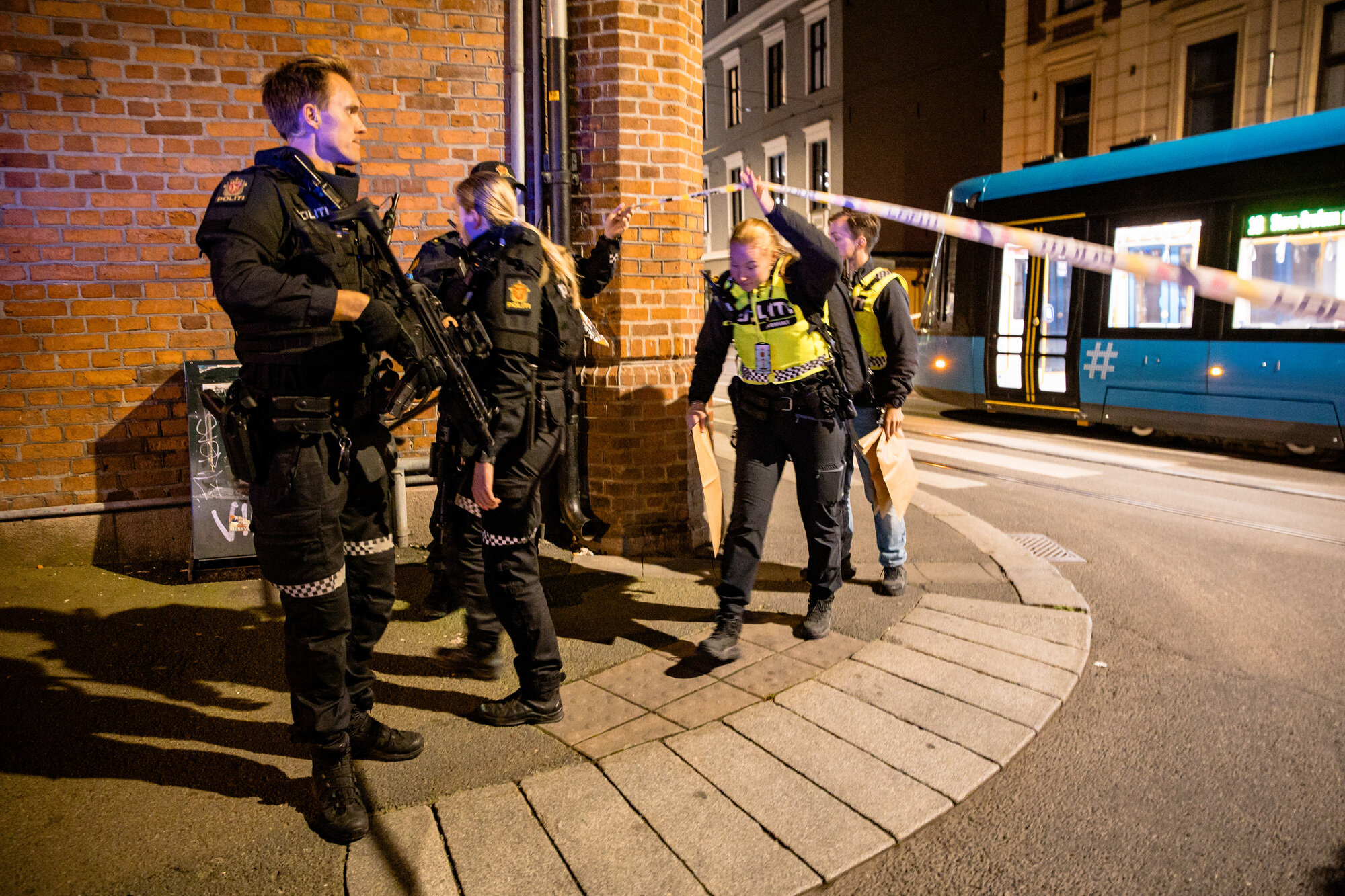bildet viser politiet som etterforsker etter granatkasting i Pilestredet bildet viser politiet som etterforsker etter granatkasting i Pilestredet