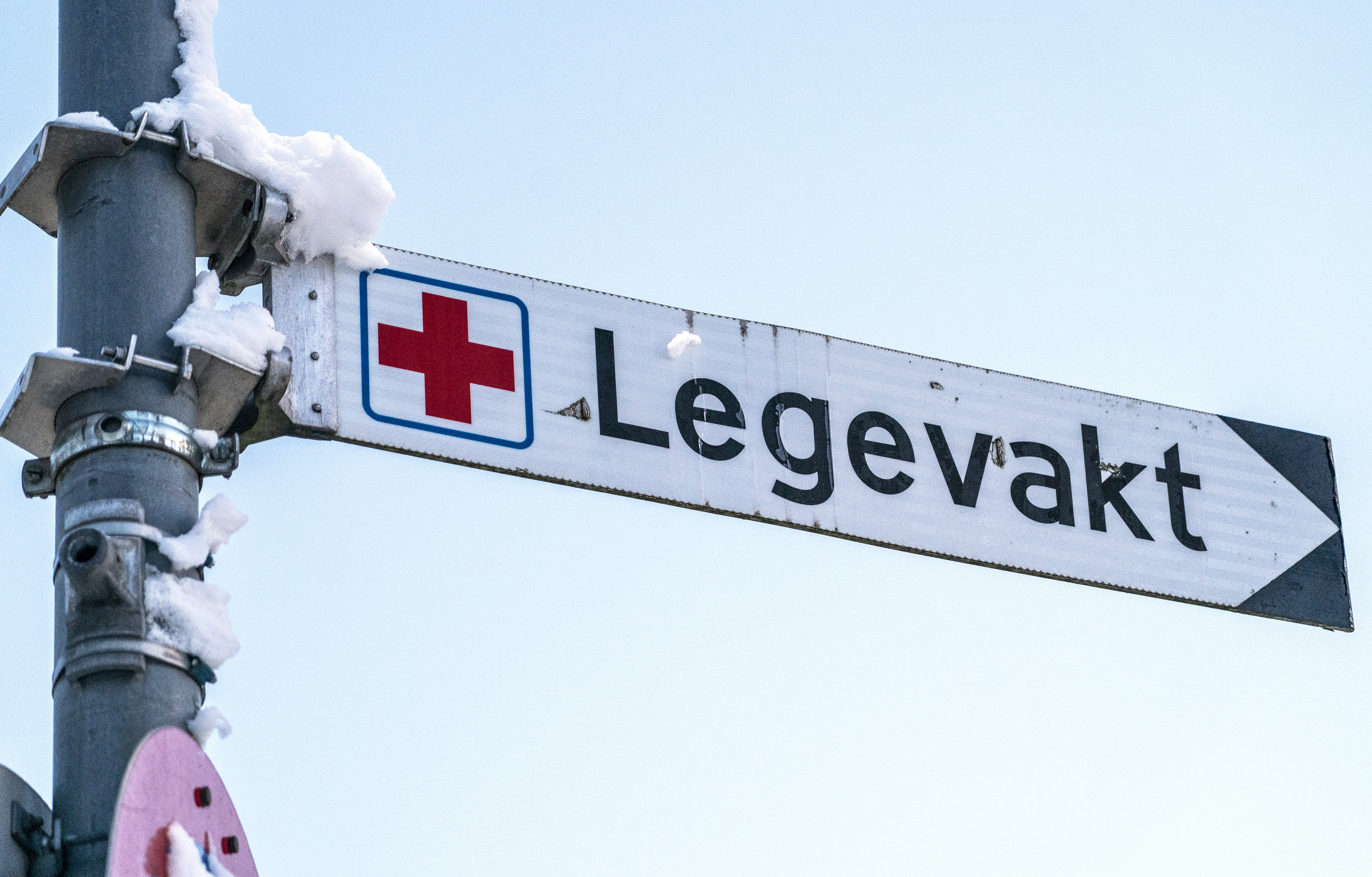 Bildet viser et skilt det står legevakt på.