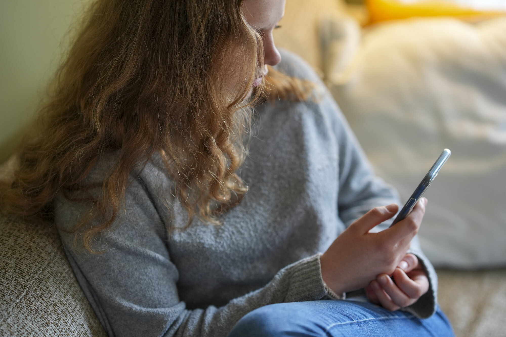 bilde av en jente som leser på mobilen