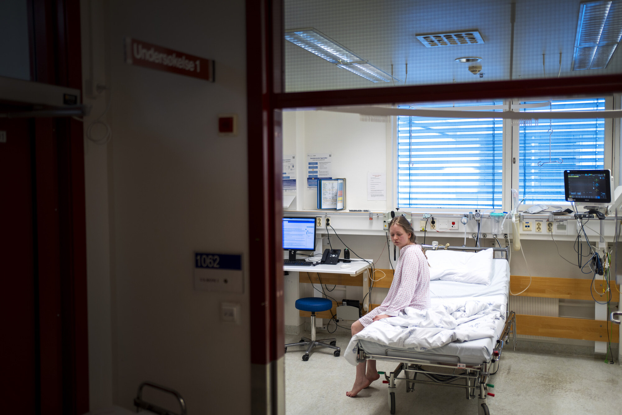 Bildet viser en pasient som sitter i en sykehusseng Bildet viser en pasient som sitter i en sykehusseng