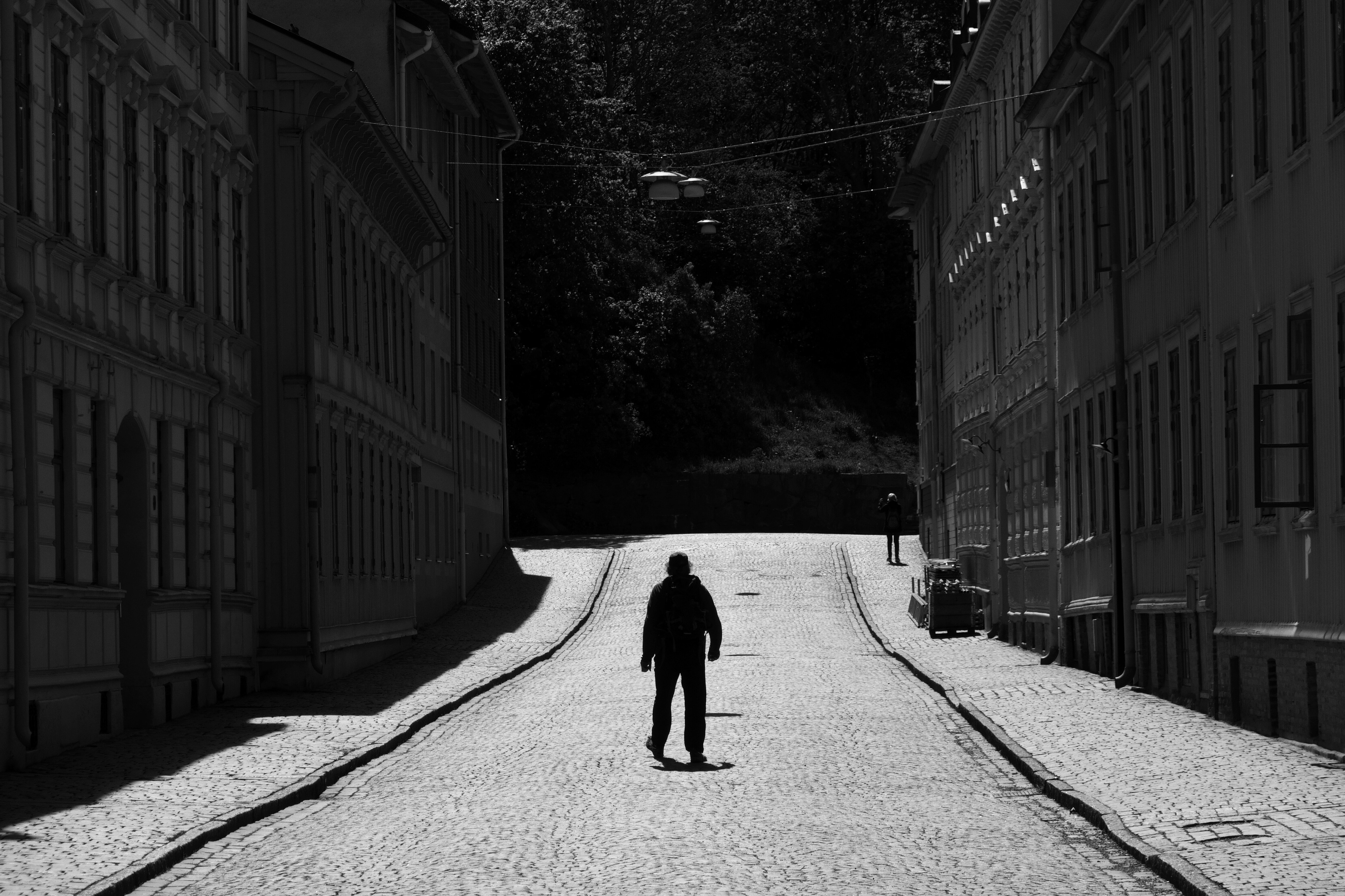 Bildet viser en person bakfra i et bymiljø 