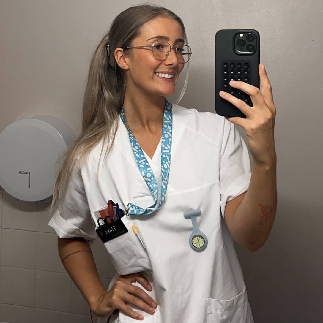 Sykepleier tar en selfie