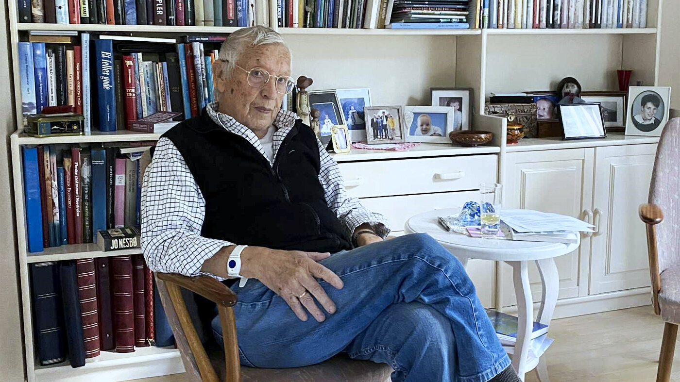 Bilde viser Torleif P. Lyngstad som sitter i en stol foran en bokhylle.