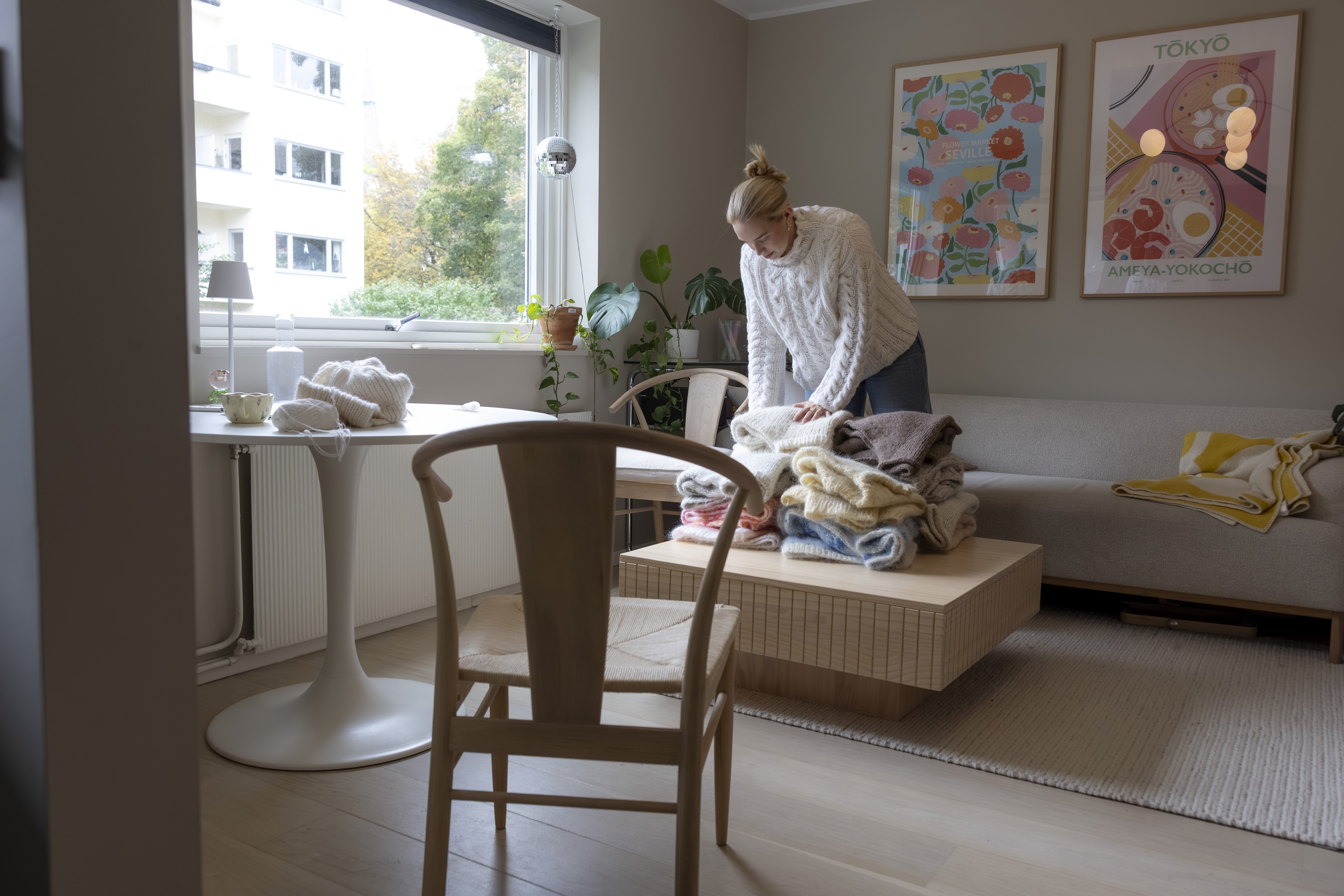 Bildet viser Maria Tessem som legger sammen gensere.