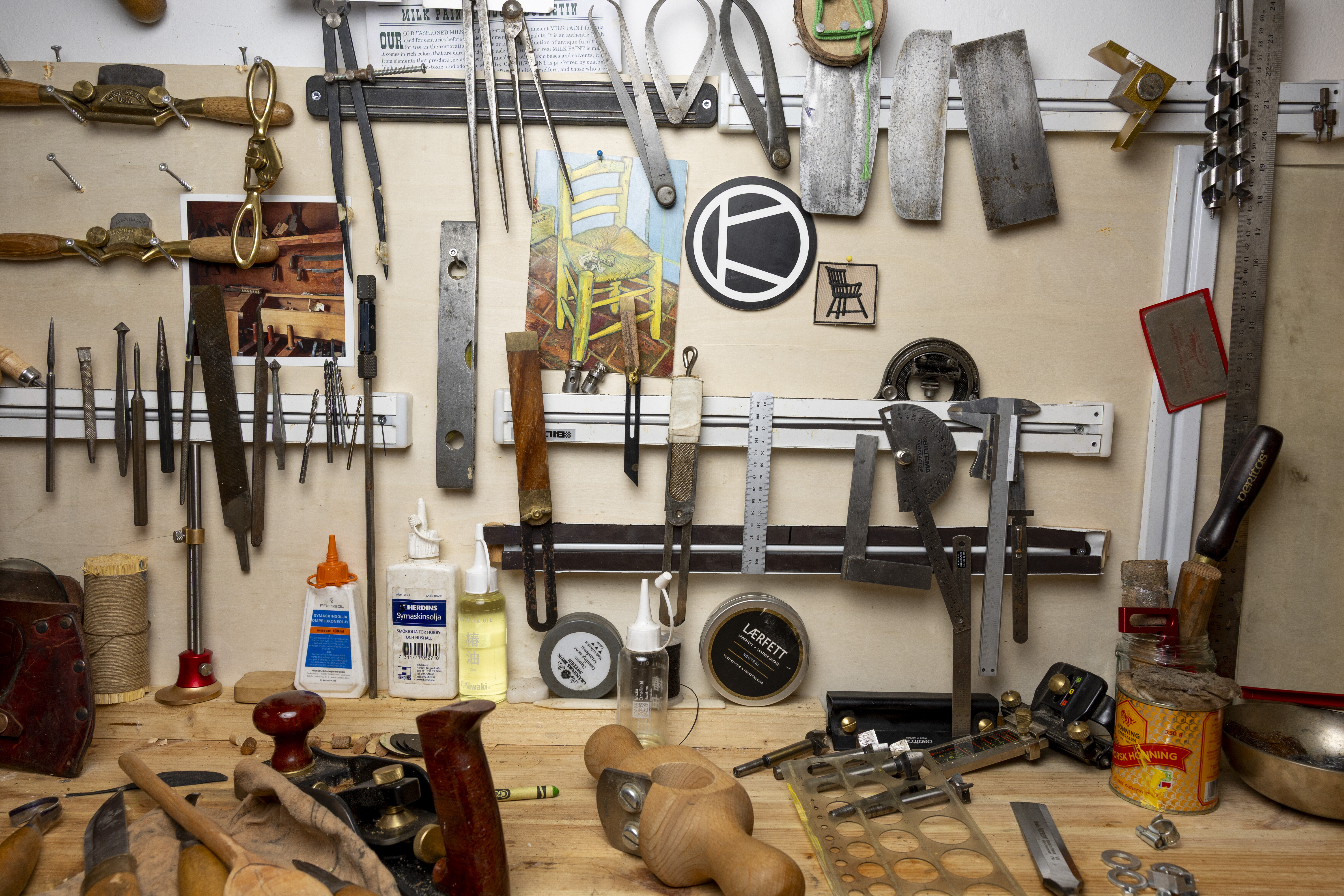 Bildet viser arbeidsbenk med masse verktøy som henger over.