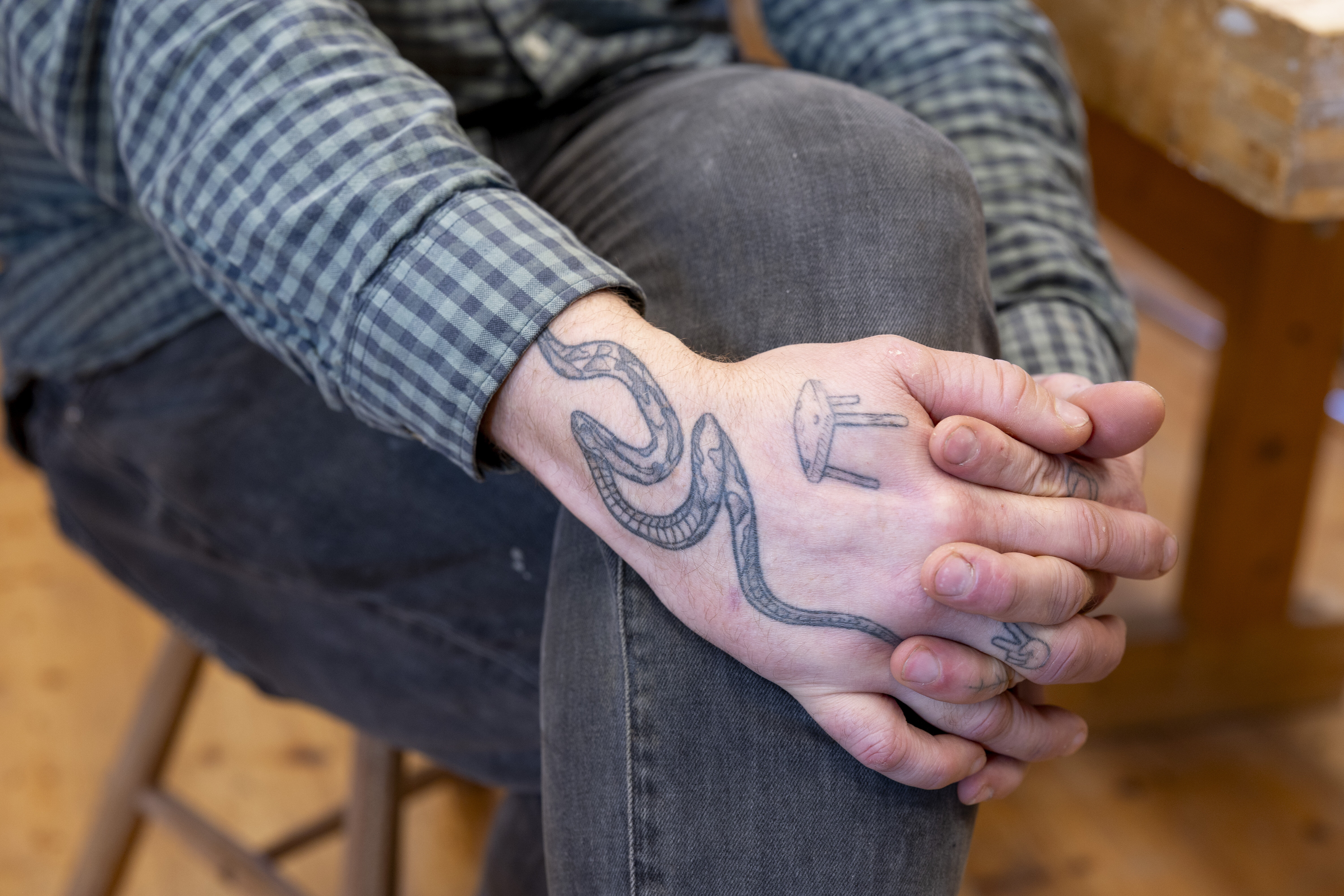 Bildet viser hånden til Klaus Skrudland med tatoveringer.