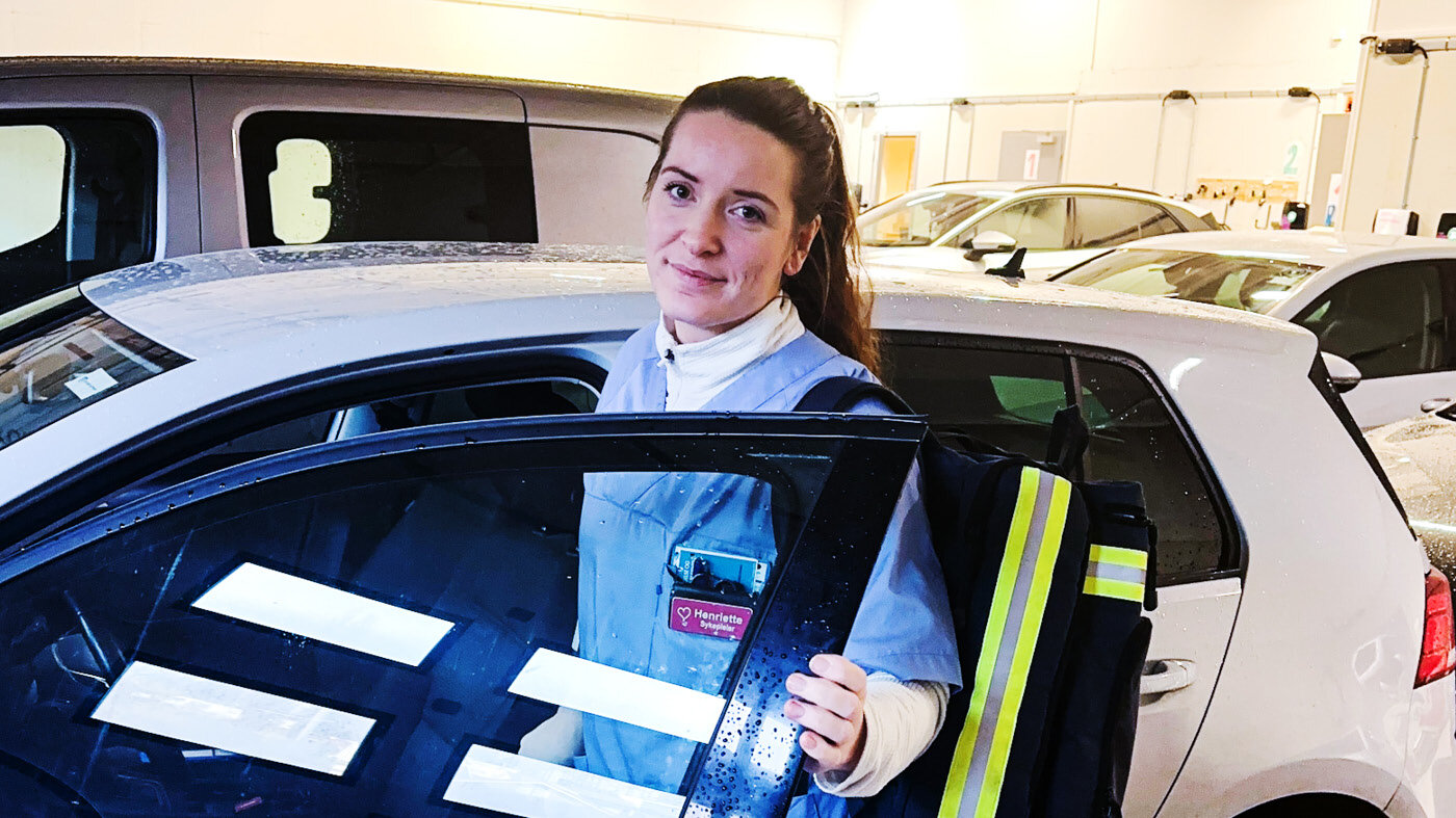 Bildet viser Henriette Anzjøen på jobb og på vei inn i en bil.